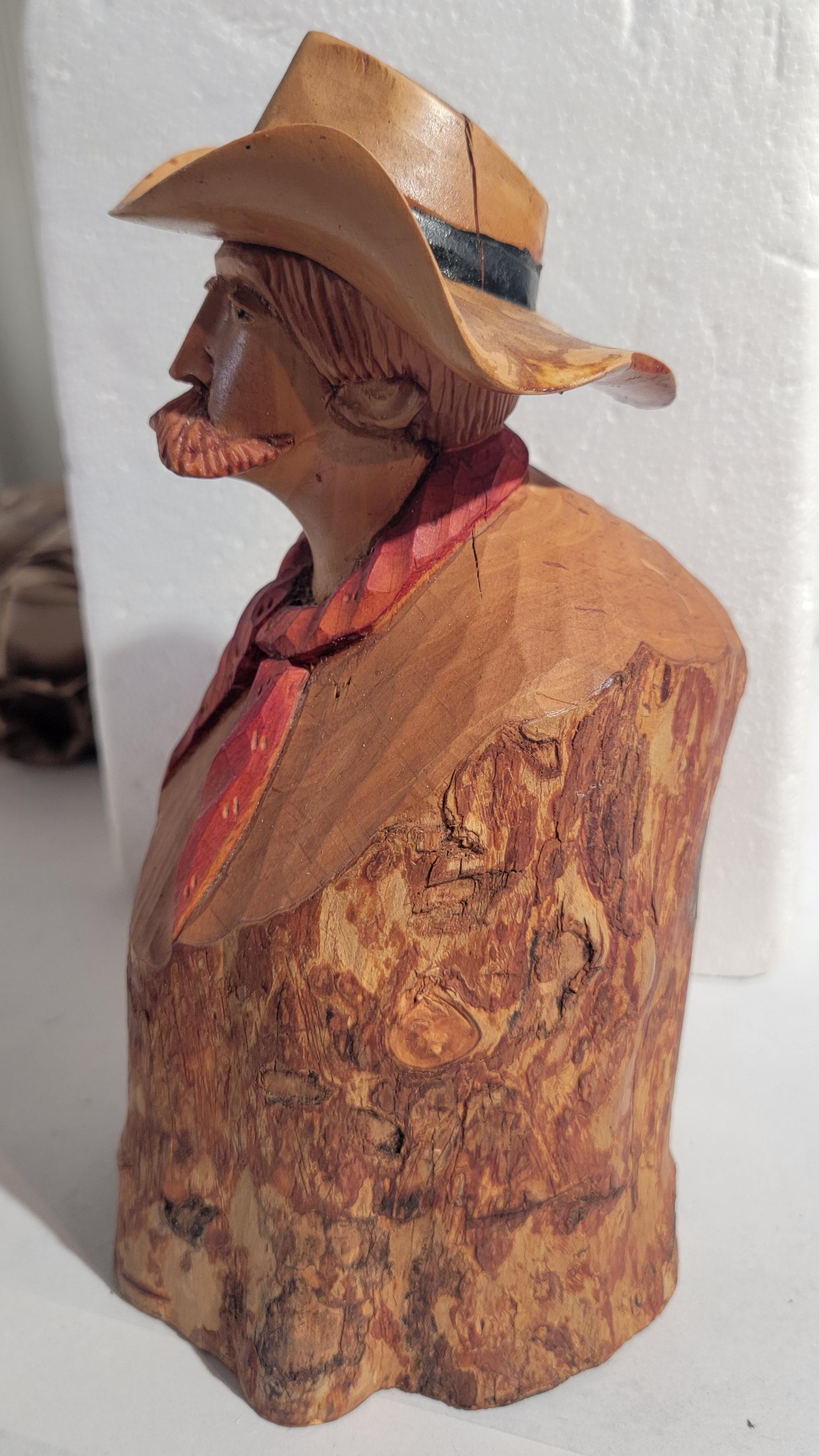 Cow-boy sculpté à la main, signé, provenant d'une collection privée d'art populaire, en très bon état.