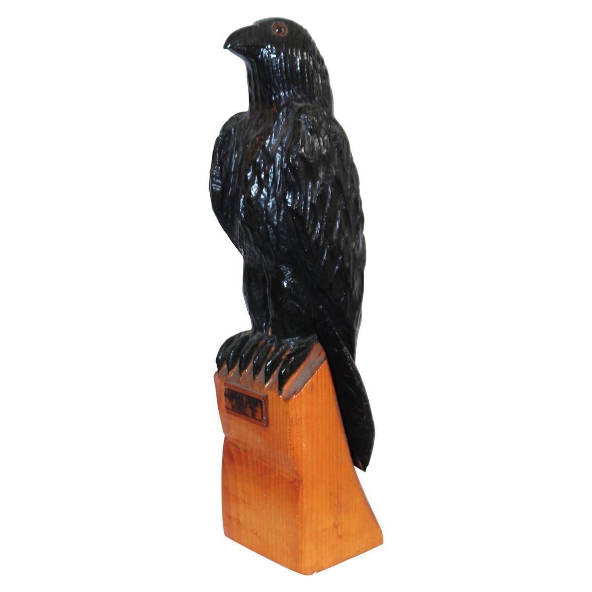 Corbeau sculpté à la main avec des yeux en verre:: signé par le sculpteur