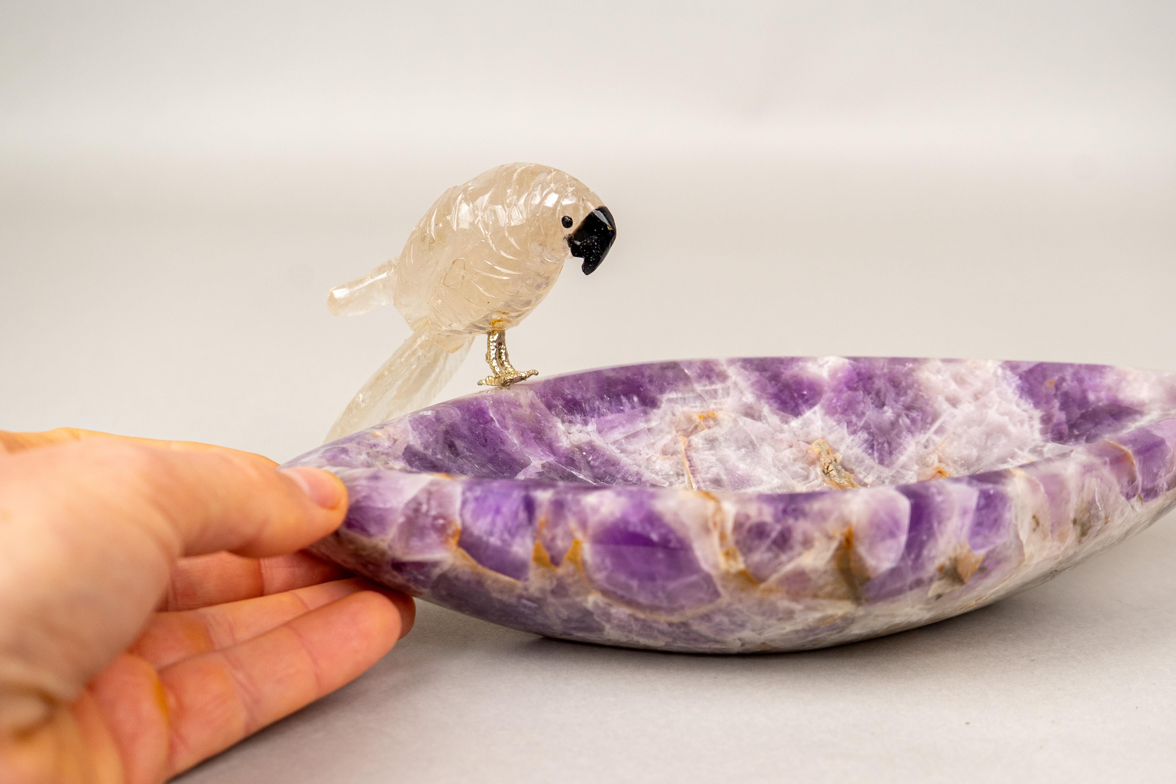 Hand-Carved Crystal Parrot on a Chevron Amethyst Crystal Bowl In New Condition For Sale In Ametista Do Sul, BR