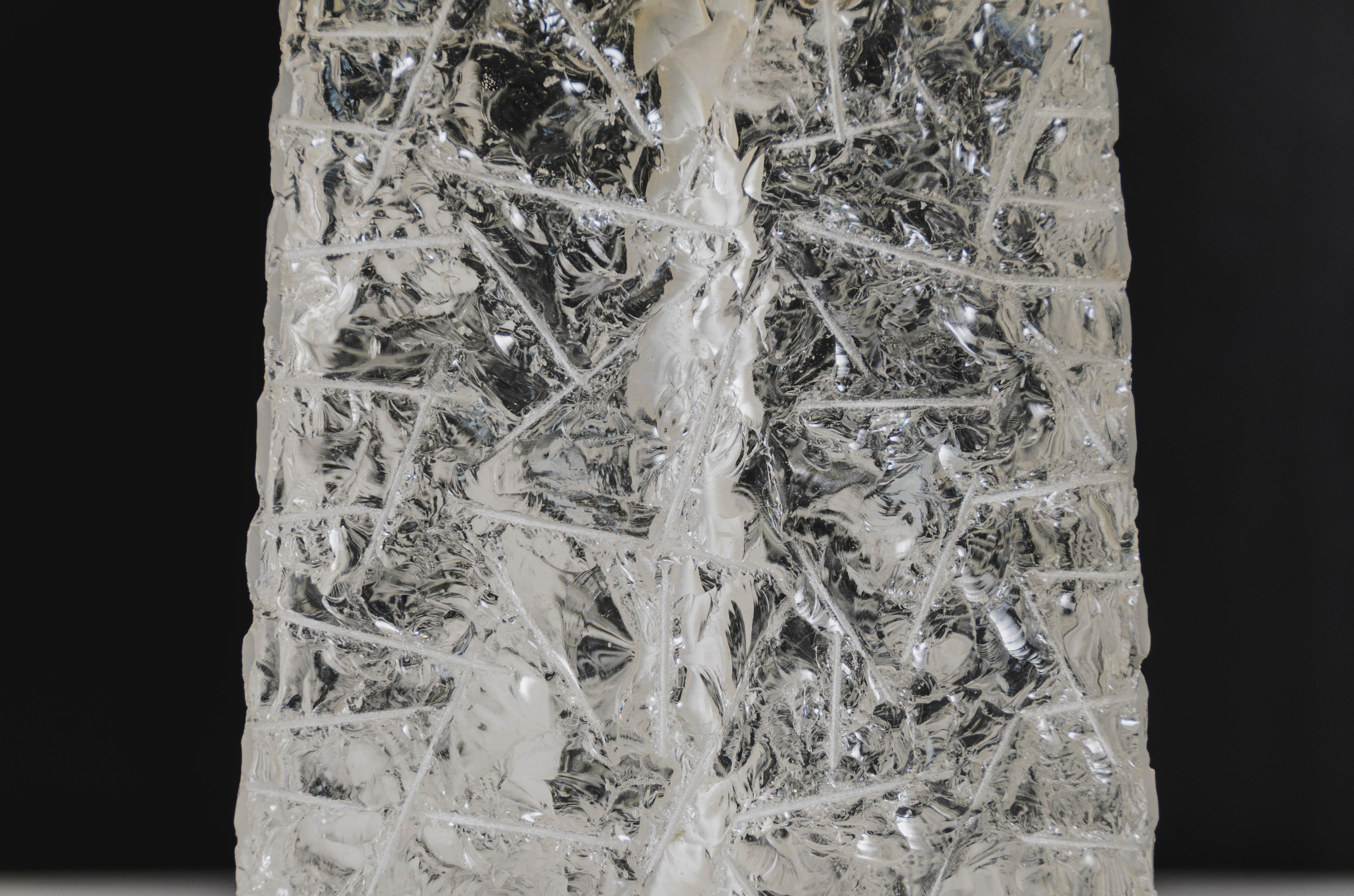 XXIe siècle et contemporain Lampe centrale en forme de dôme en cristal sculpté à la main et sculpté avec laiton de Robert Kuo en vente