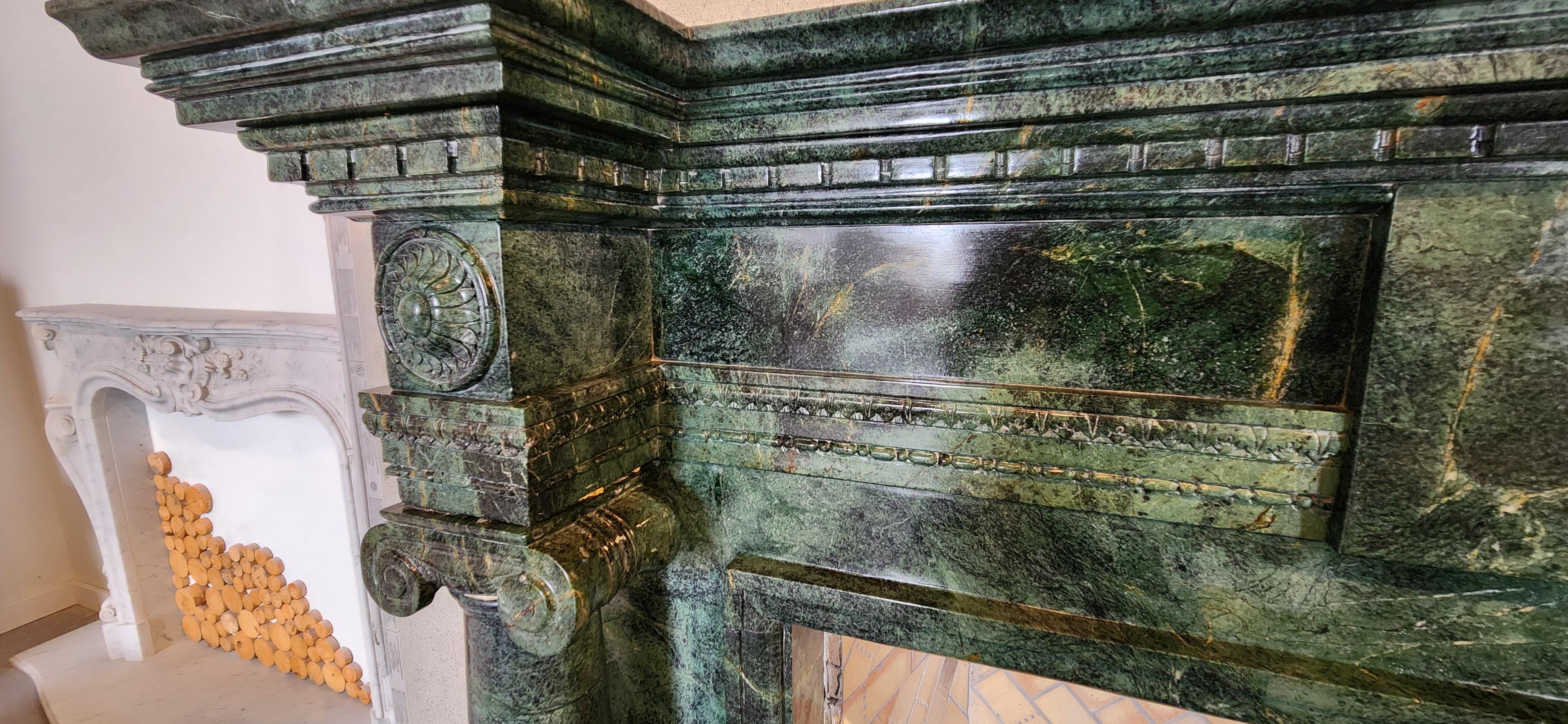 Hand-Carved Dark Green Marble Fireplace Mantel in the Georgian Style In Good Condition For Sale In Chicago, IL