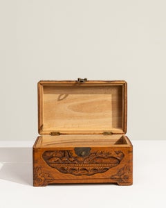 Scatola decorativa intagliata a mano, legno marrone caldo, giapponese, XX secolo