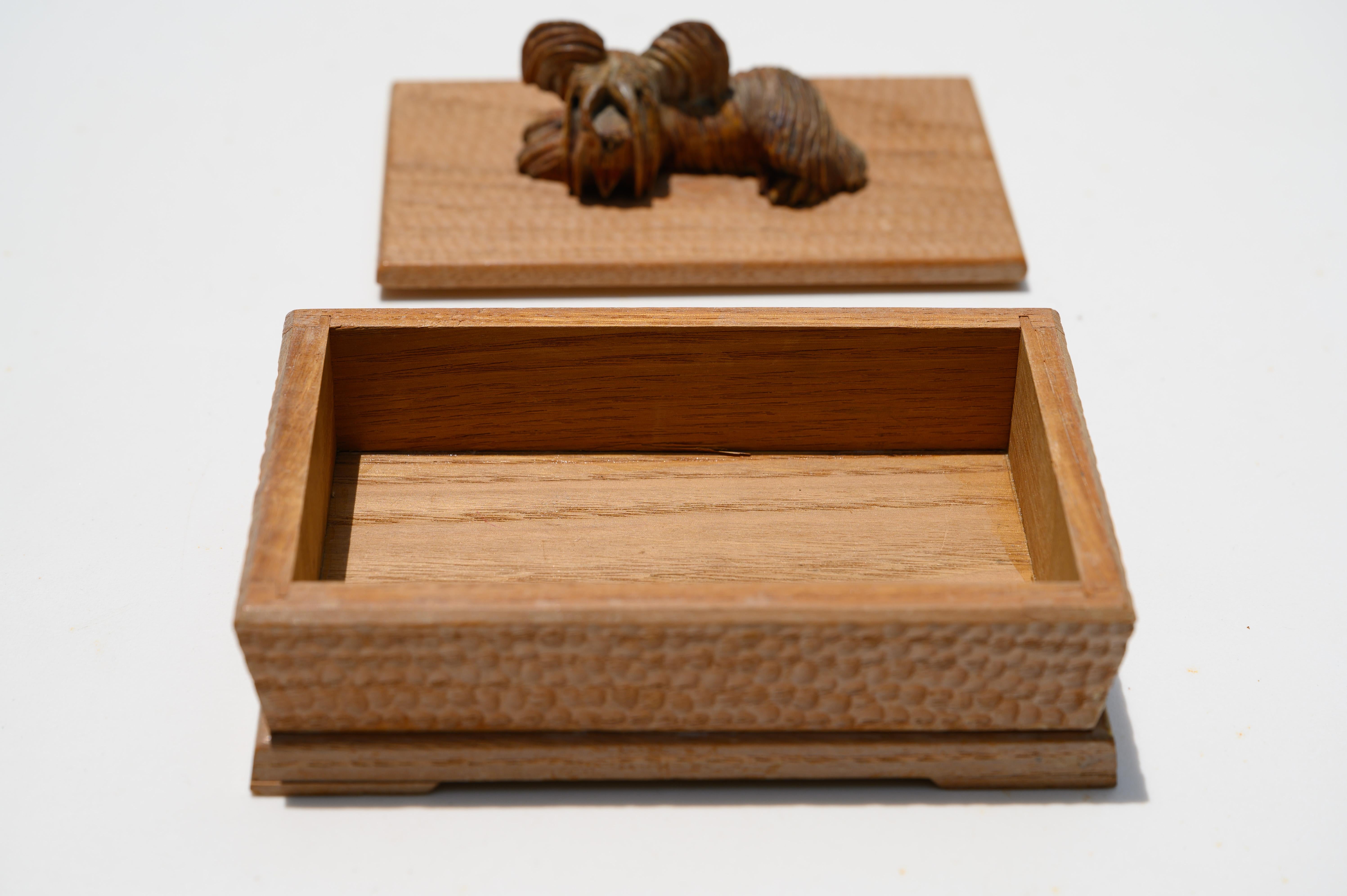20th Century Hand-Carved Decorative Wooden Keepsake Box with Animal Sculpture Lidded Top For Sale