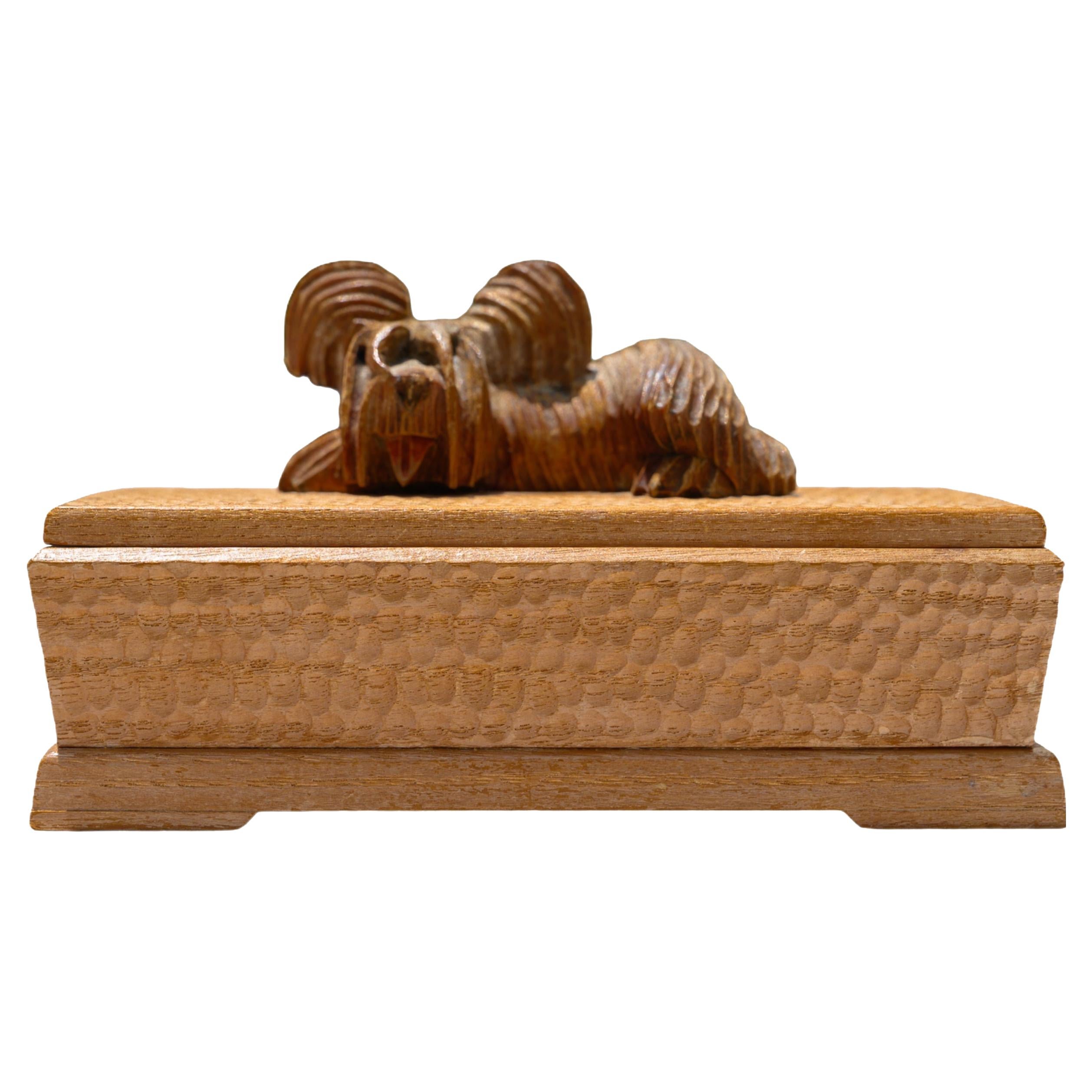 Handgeschnitzte dekorative Holzschachtel mit Tierskulptur und Deckel oben