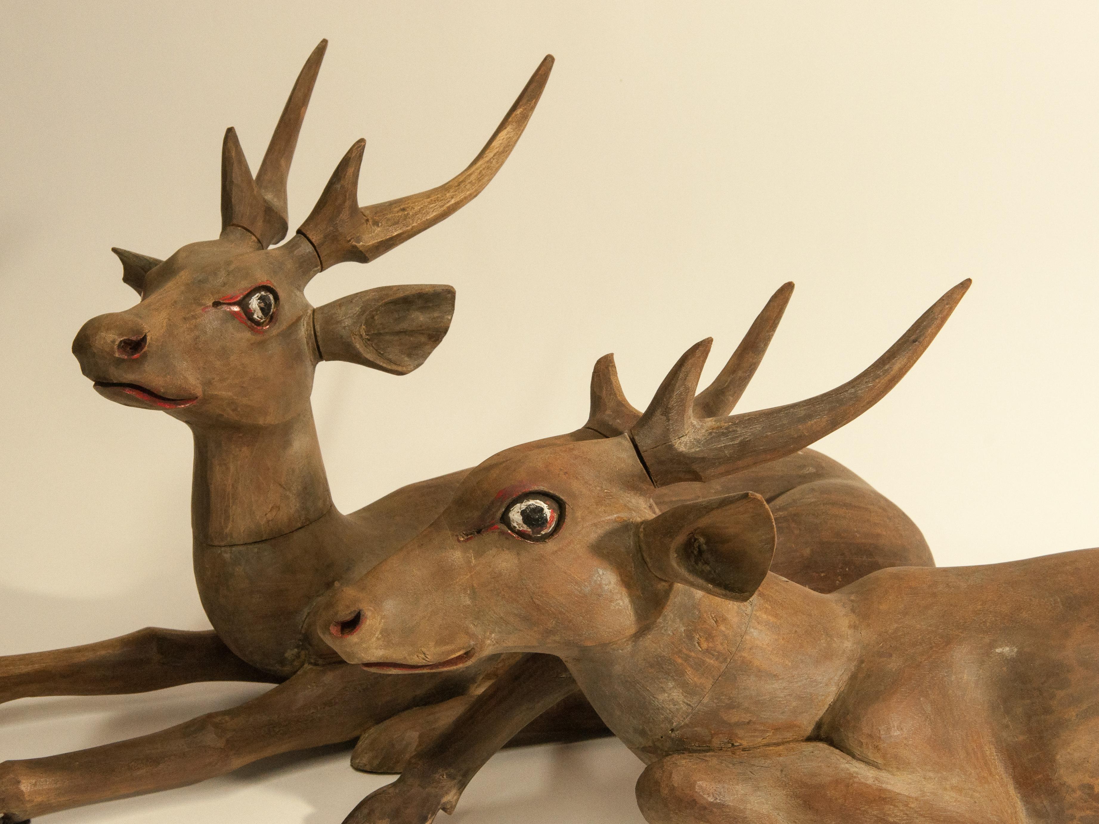 Hand carved deer. Pair of teak wood, Lombok Island, Indonesia, late 20th century.
Beautifully and expressively carved in a naturalistic style, with wooden antlers and some painted accents.
The pair is in very good condition.
Dimensions:
- 25