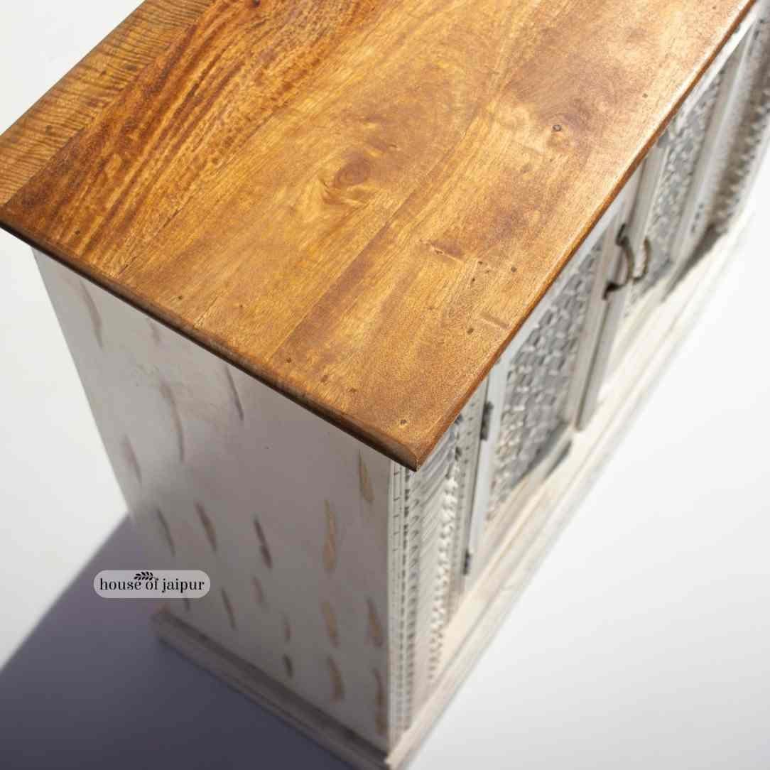 Handgeschnitzter weißer Akzent-Gitterholzschrank von House of Jaipur (Böhmisch) im Angebot