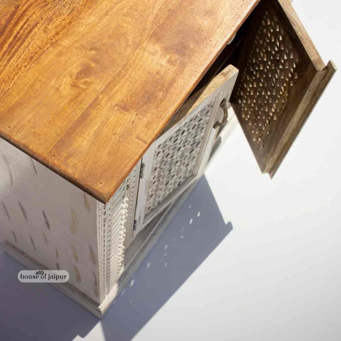 Handgeschnitzter weißer Akzent-Gitterholzschrank von House of Jaipur (Indisch) im Angebot