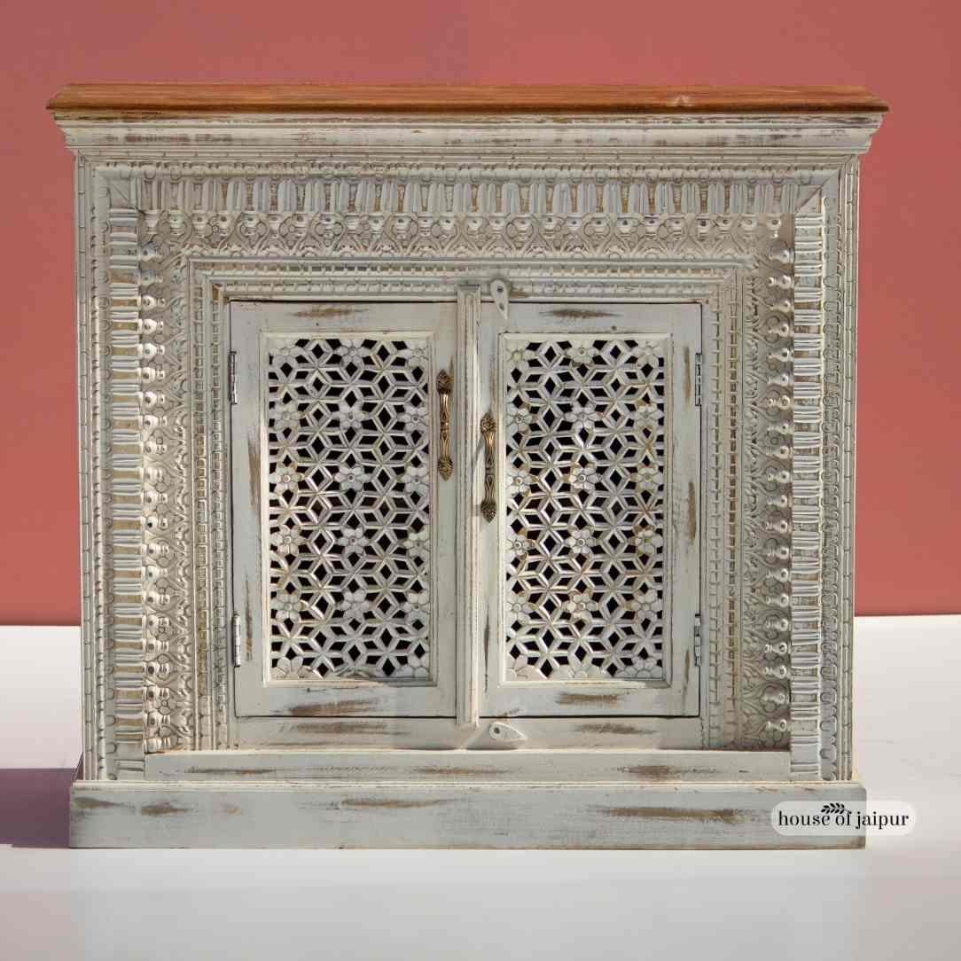 Handgeschnitzter weißer Akzent-Gitterholzschrank von House of Jaipur im Zustand „Neu“ im Angebot in New York, NY