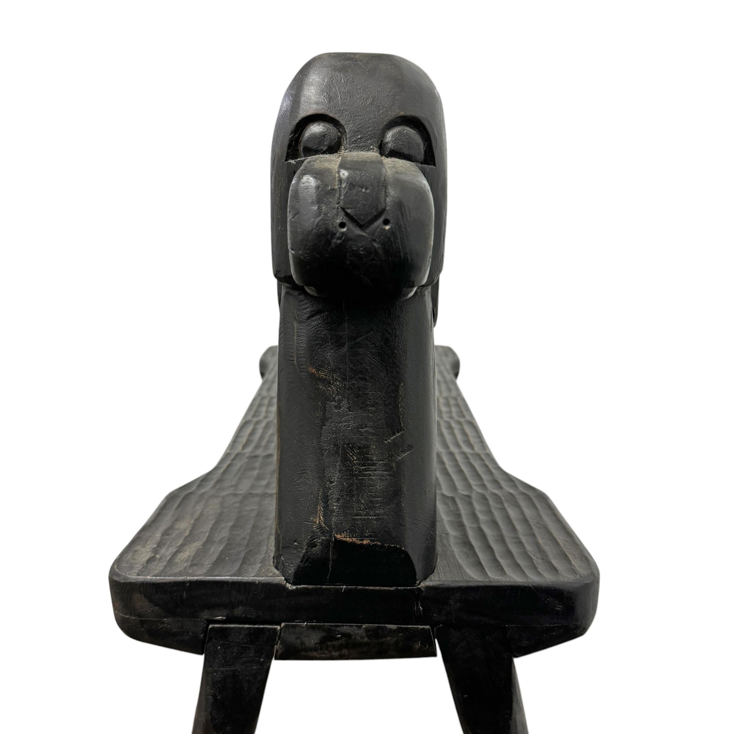 Banco para perros tallado a mano por Stephen Huneck finales del siglo XX en venta