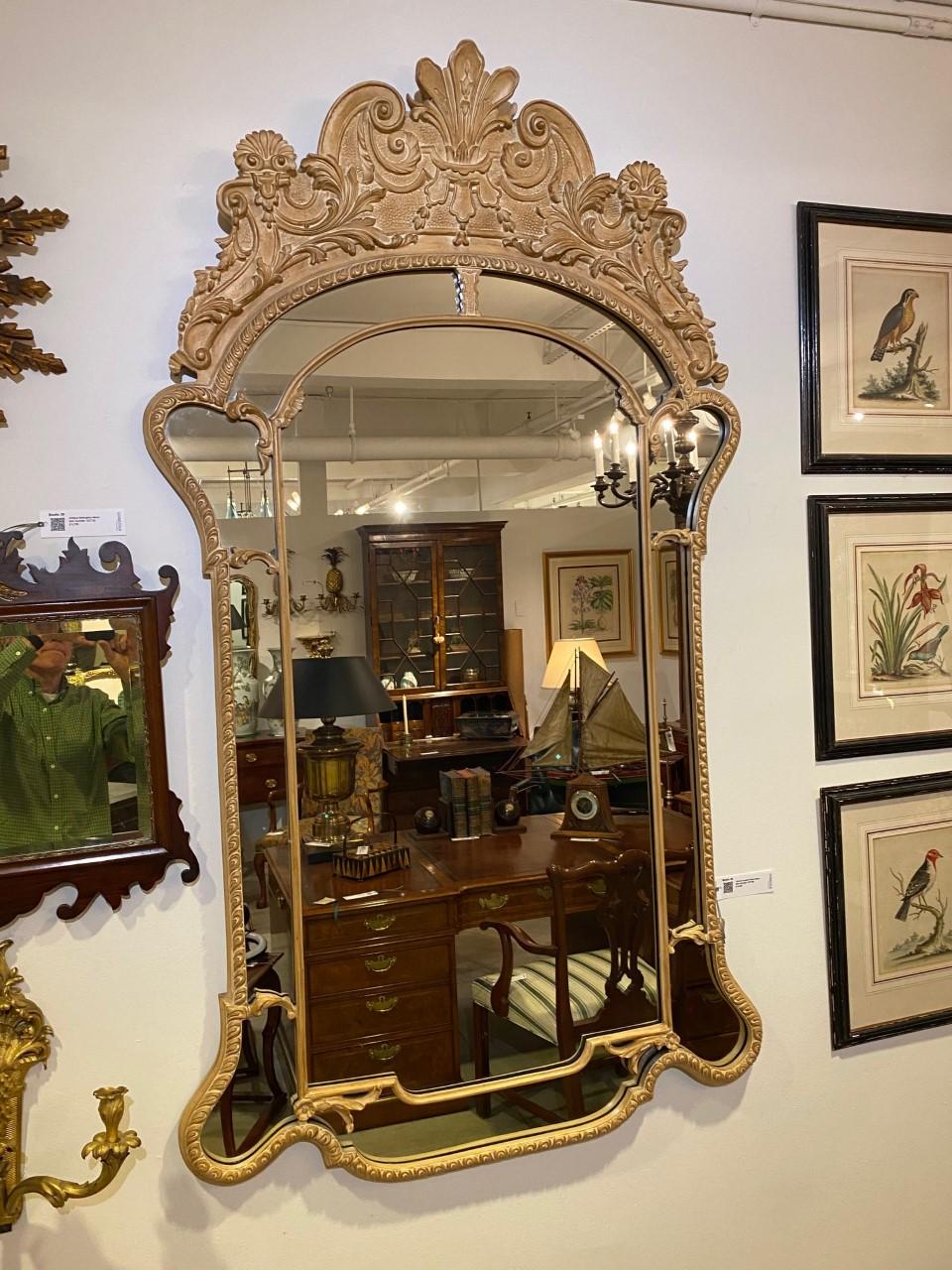 Américain Grand miroir à double cadre sculpté à la main avec finition en pin repoussé en vente