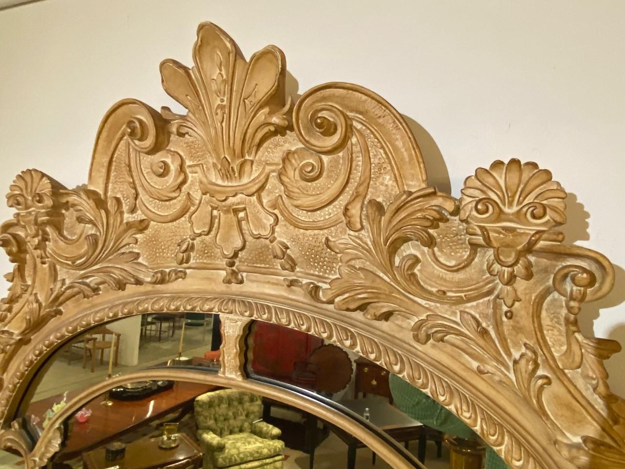 Sculpté à la main Grand miroir à double cadre sculpté à la main avec finition en pin repoussé en vente