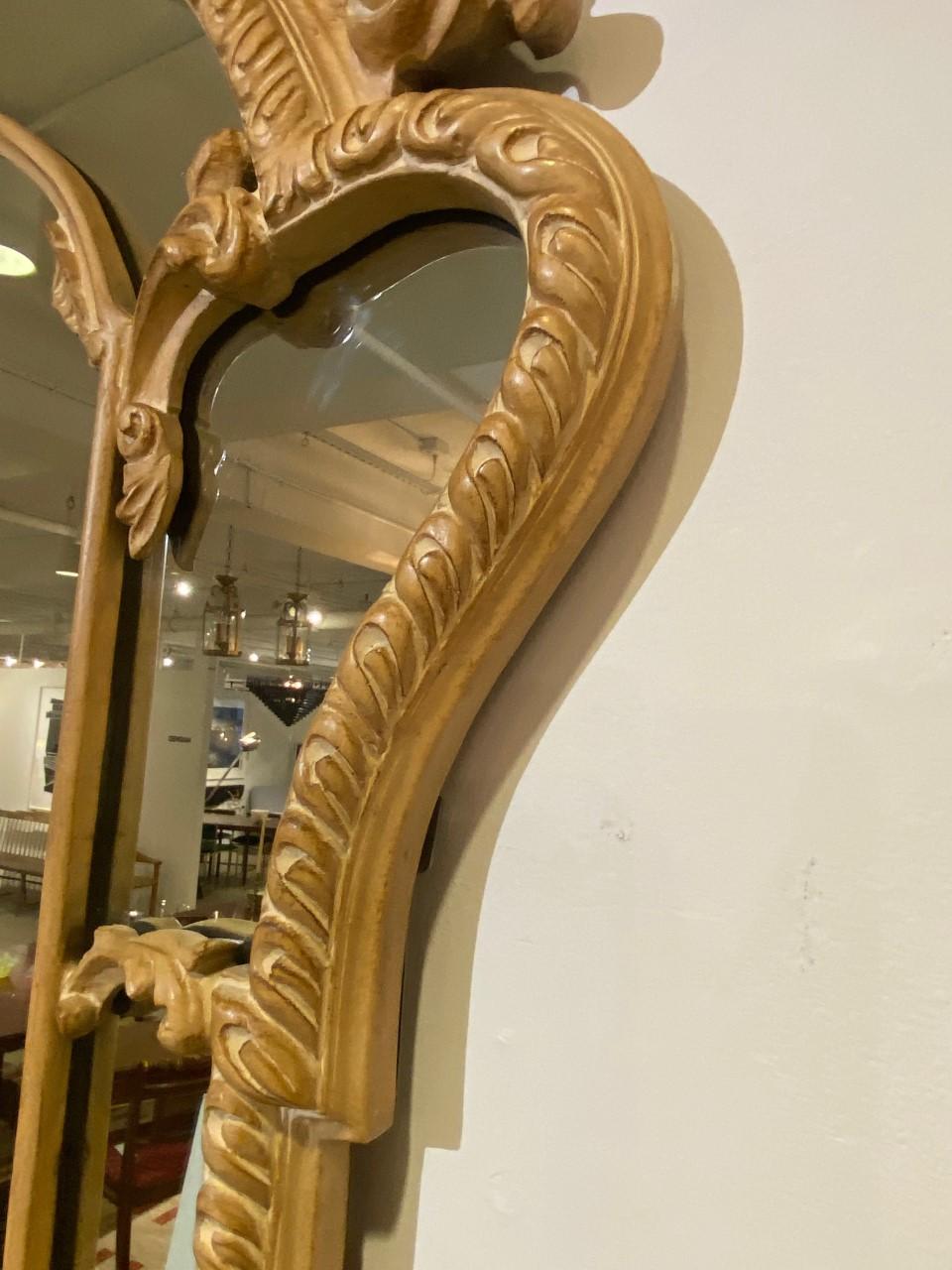 Grand miroir à double cadre sculpté à la main avec finition en pin repoussé Excellent état - En vente à North Salem, NY