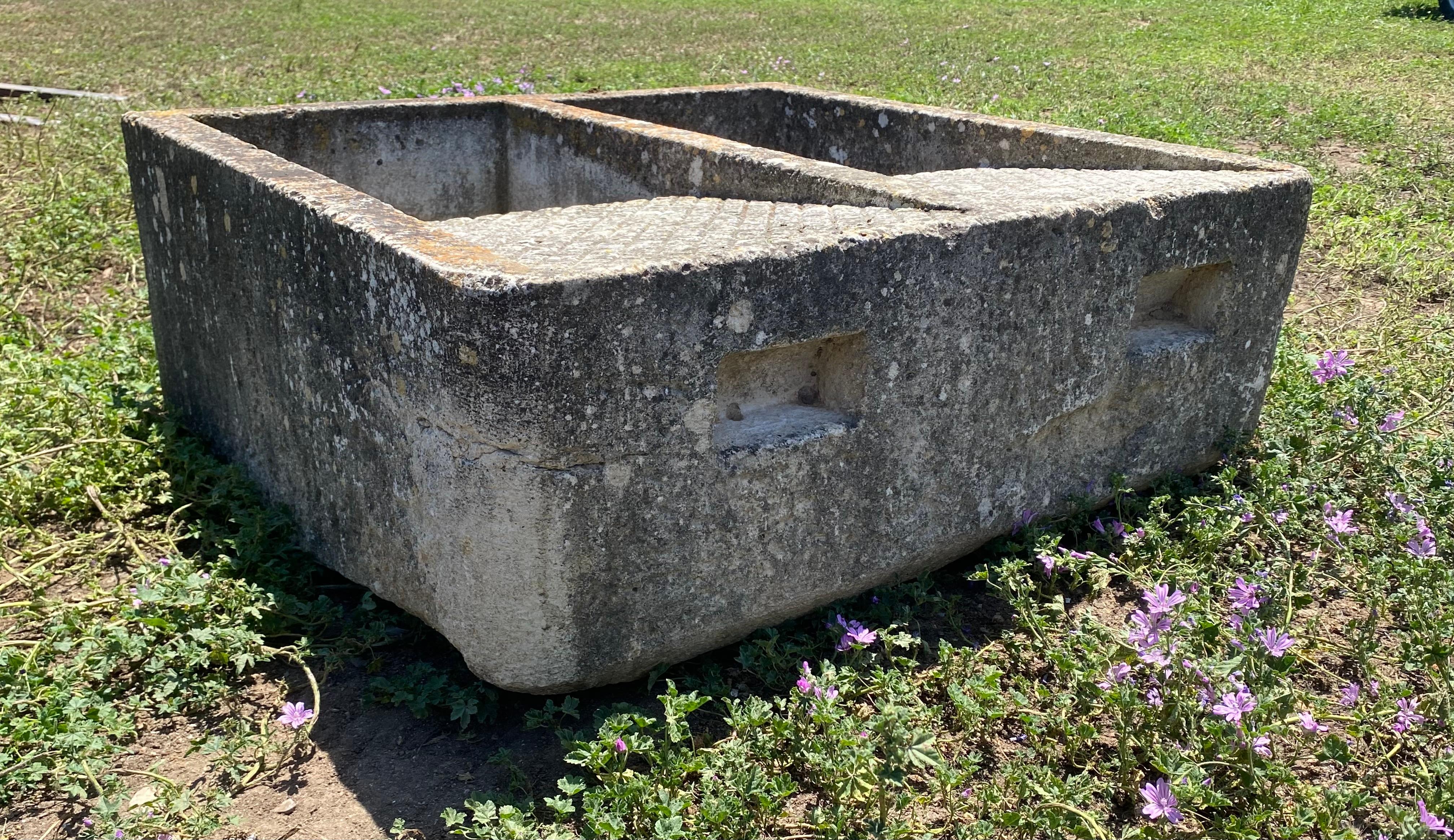 Hand carved double sink wash basin XIX century In Good Condition For Sale In SAN VICENTE DE ALCÁNTARA, ES
