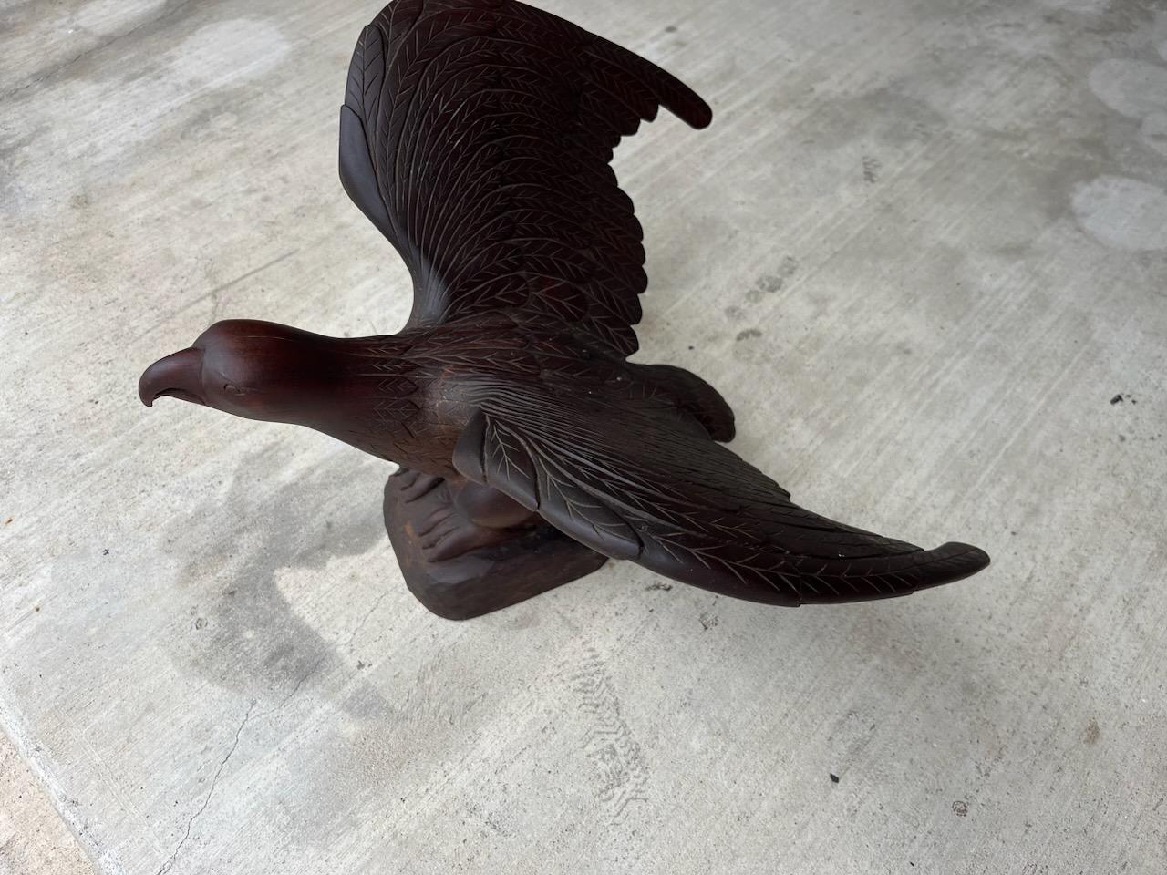 Águila tallada a mano por Adirondack en venta