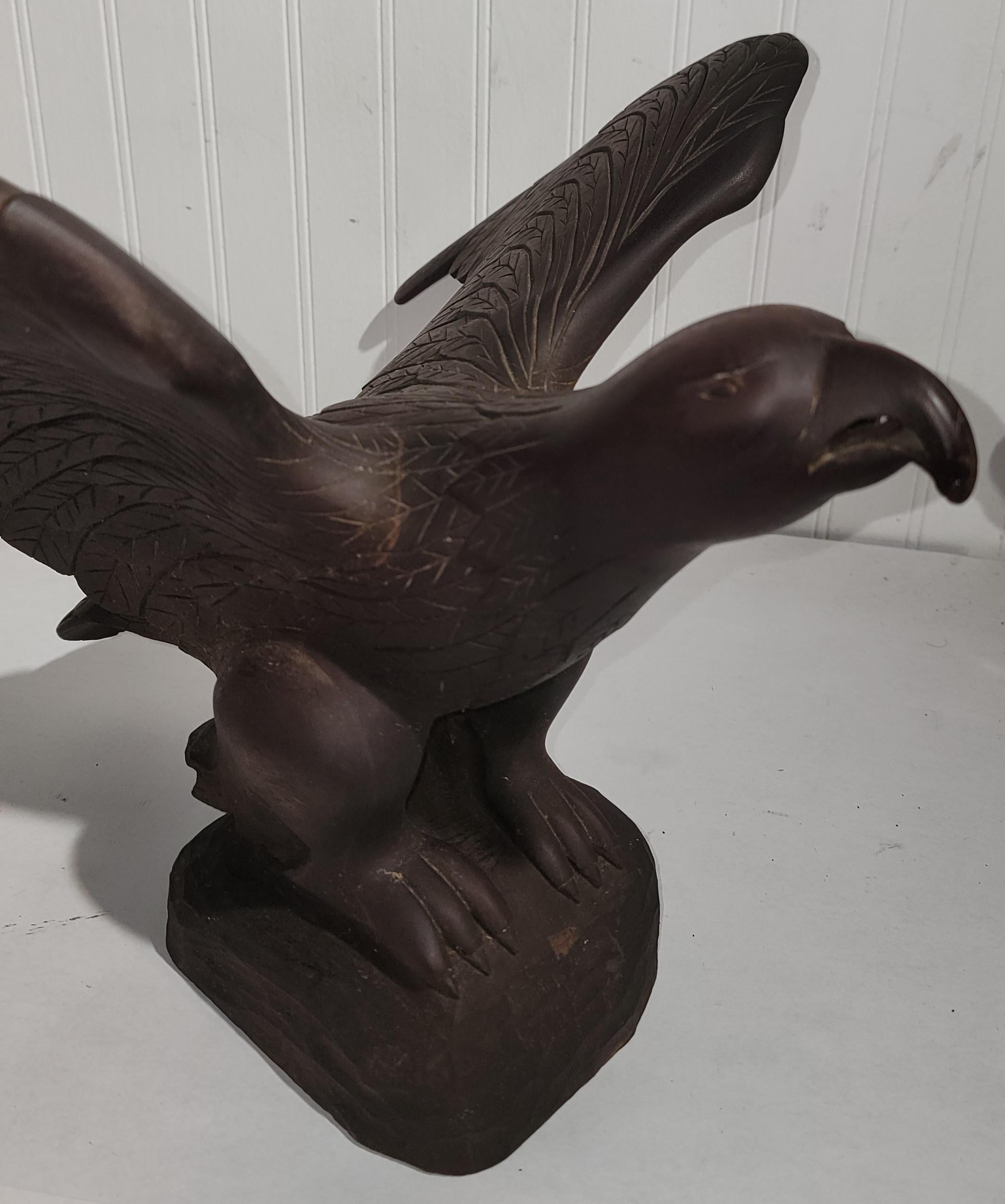 Águila tallada a mano por mediados del siglo XX en venta
