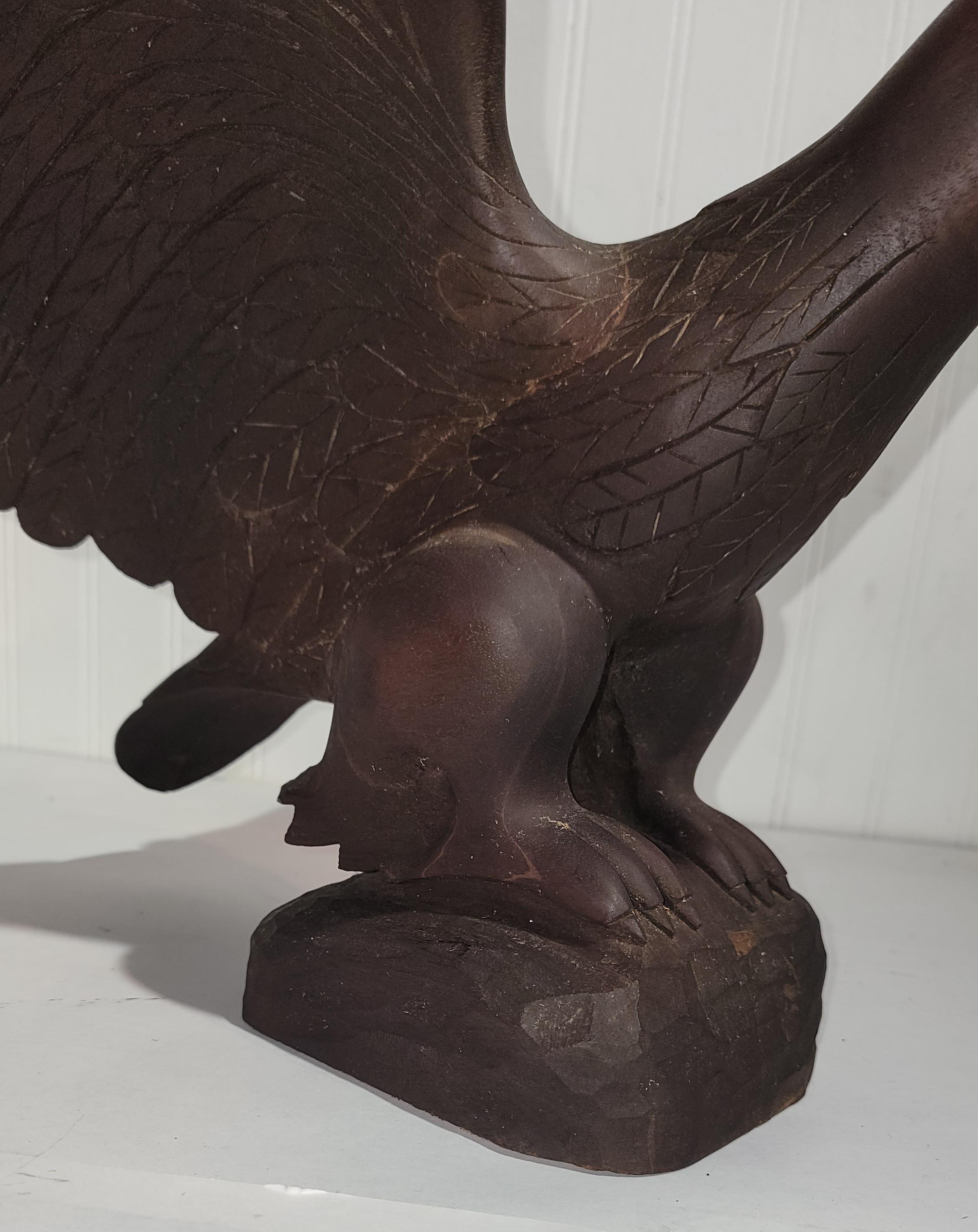 Águila tallada a mano por Madera en venta