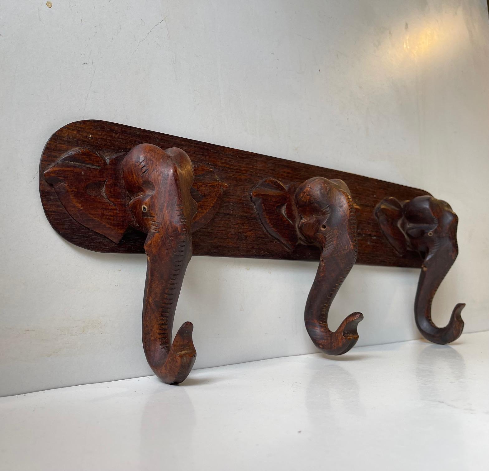 Handgeschnitzter Elefantenmantel oder Handtuchständer aus dunklem Holz, 1930er Jahre (Moderne der Mitte des Jahrhunderts) im Angebot