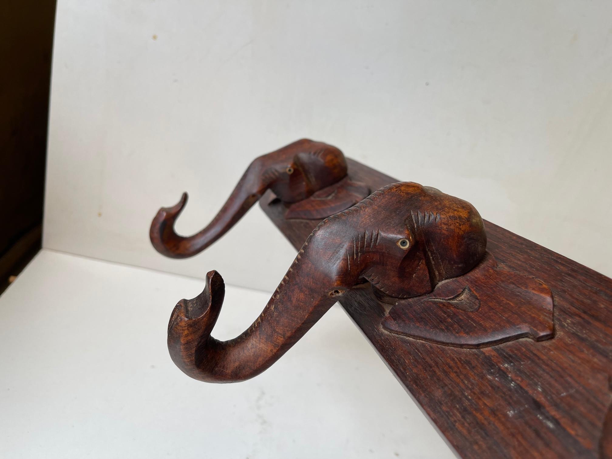 Handgeschnitzter Elefantenmantel oder Handtuchständer aus dunklem Holz, 1930er Jahre im Zustand „Relativ gut“ im Angebot in Esbjerg, DK