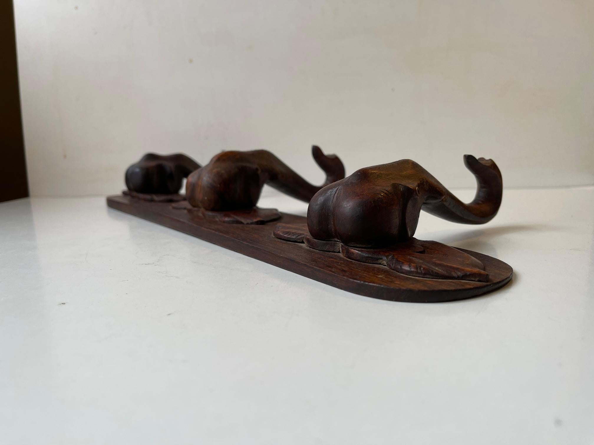 Bois Porte-manteau ou porte-serviettes éléphant sculpté à la main en bois foncé, années 1930 en vente