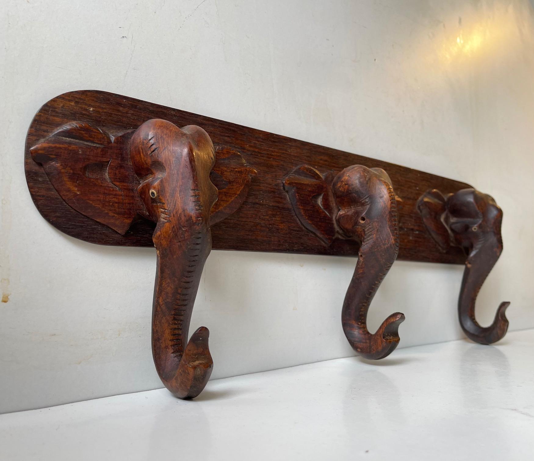 Hand-Carved Elephant Coat or Towel Rack in Dark Wood, 1930s For Sale 1