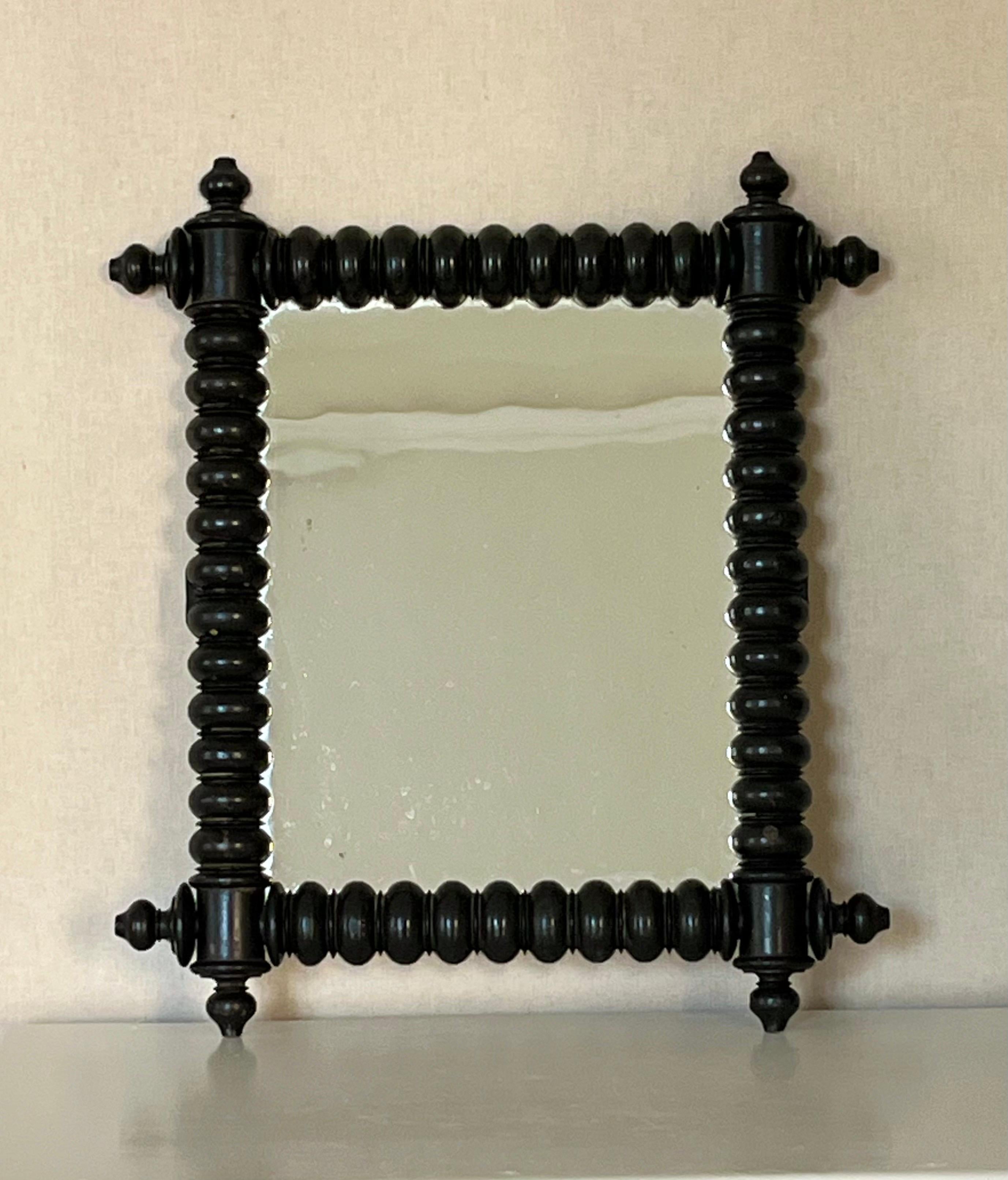 Miroir mural en bois sculpté à la main, style Bobbin anglais, années 1920/1930

Magnifique miroir mural anglais de style bobine, fabriqué à la main, datant des années 1920/1930. Fabriquée en bois peint dans un ton brun-noir profond, cette pièce