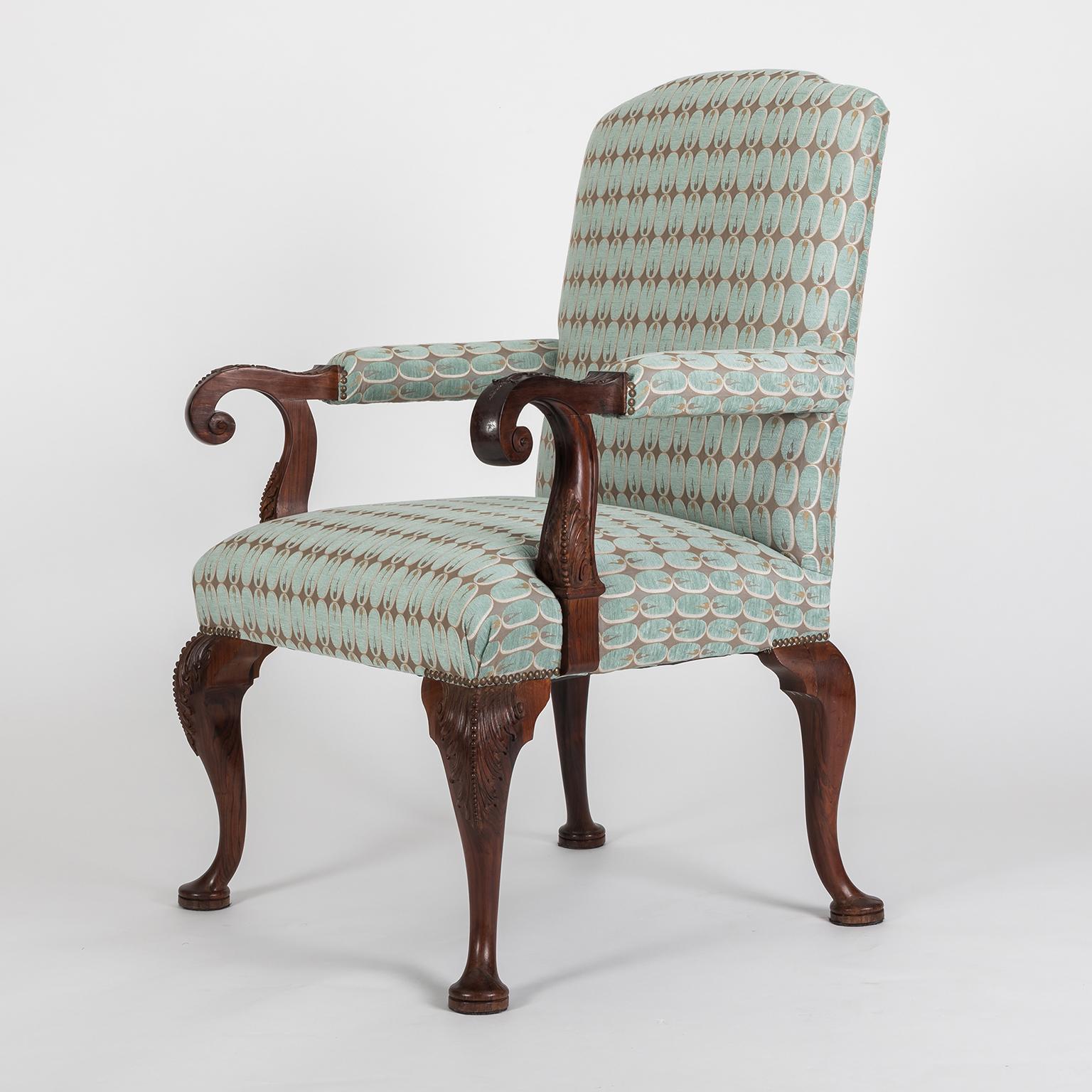 This very elegant and Classic armchair, has beautiful hand carved details in the solid Mahogany structure.
It was restaured and re-upholstered in a blue and grey Kravet design fabric.

Dimensions:
Width 72 cm; depth 72 cm; seat depth 60 cm;