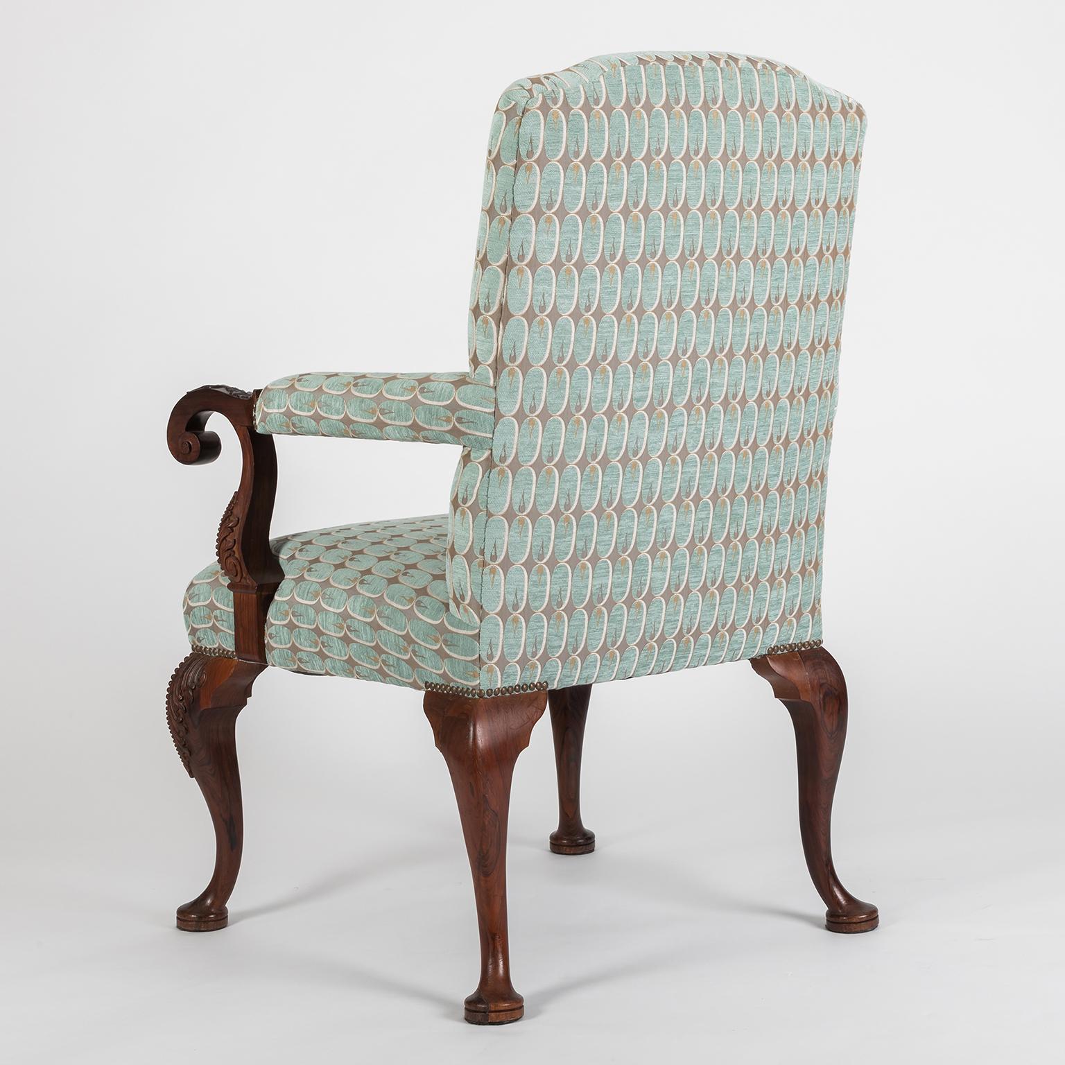 Hand Carved English Georgian Style Armchair in Kravet Fabric, Late 19th Century In Excellent Condition For Sale In Porto, PT