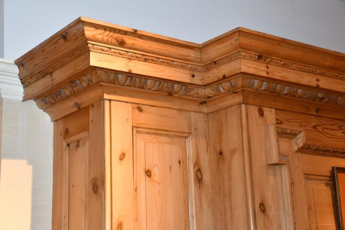 Georgian Impressive Hand Carved English Pine Fire Surround & Mantle For Sale