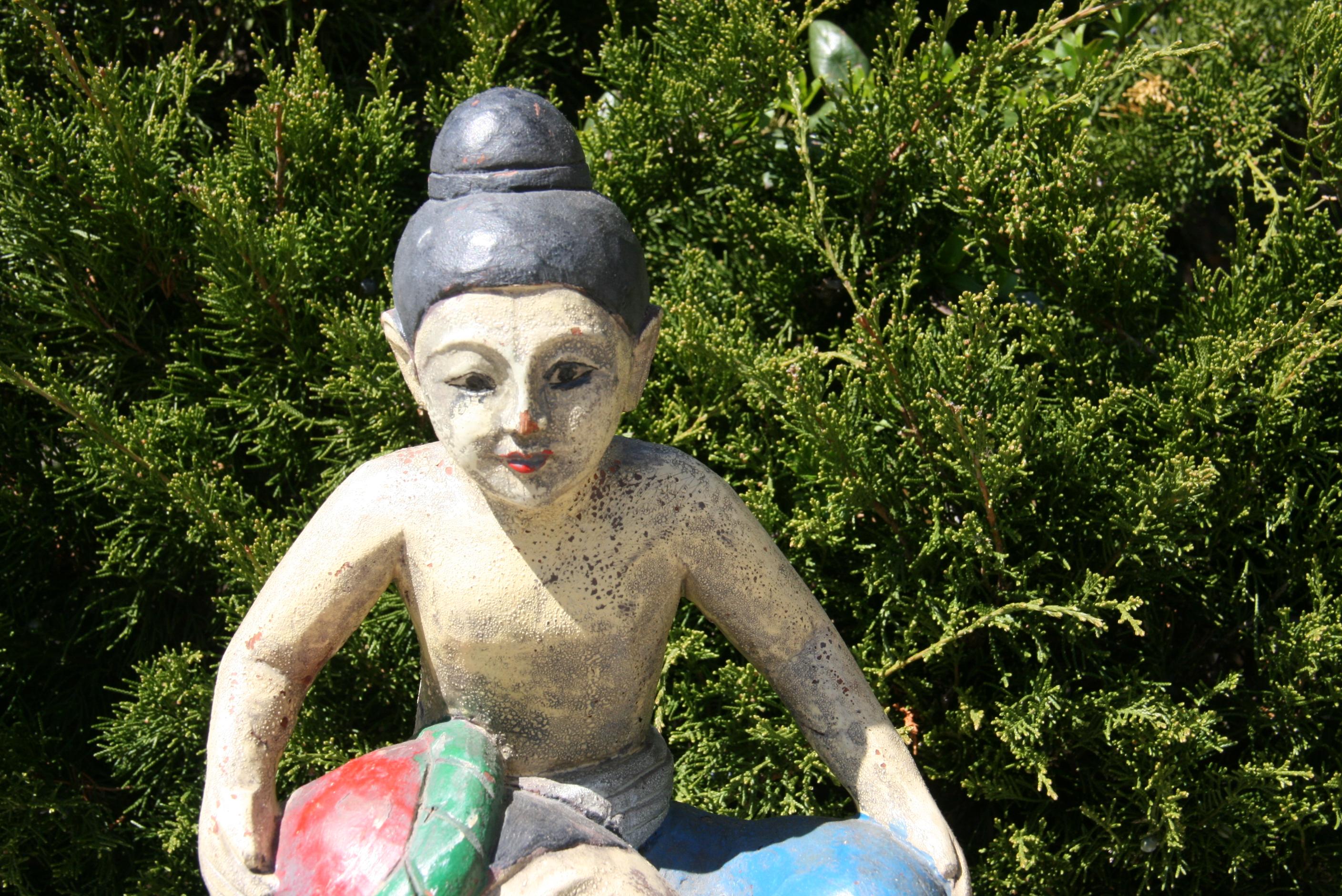 Asiatische, handgeschnitzte, polychrome, figurale Skulptur von Vater und Sohn in Übergröße im Angebot 4