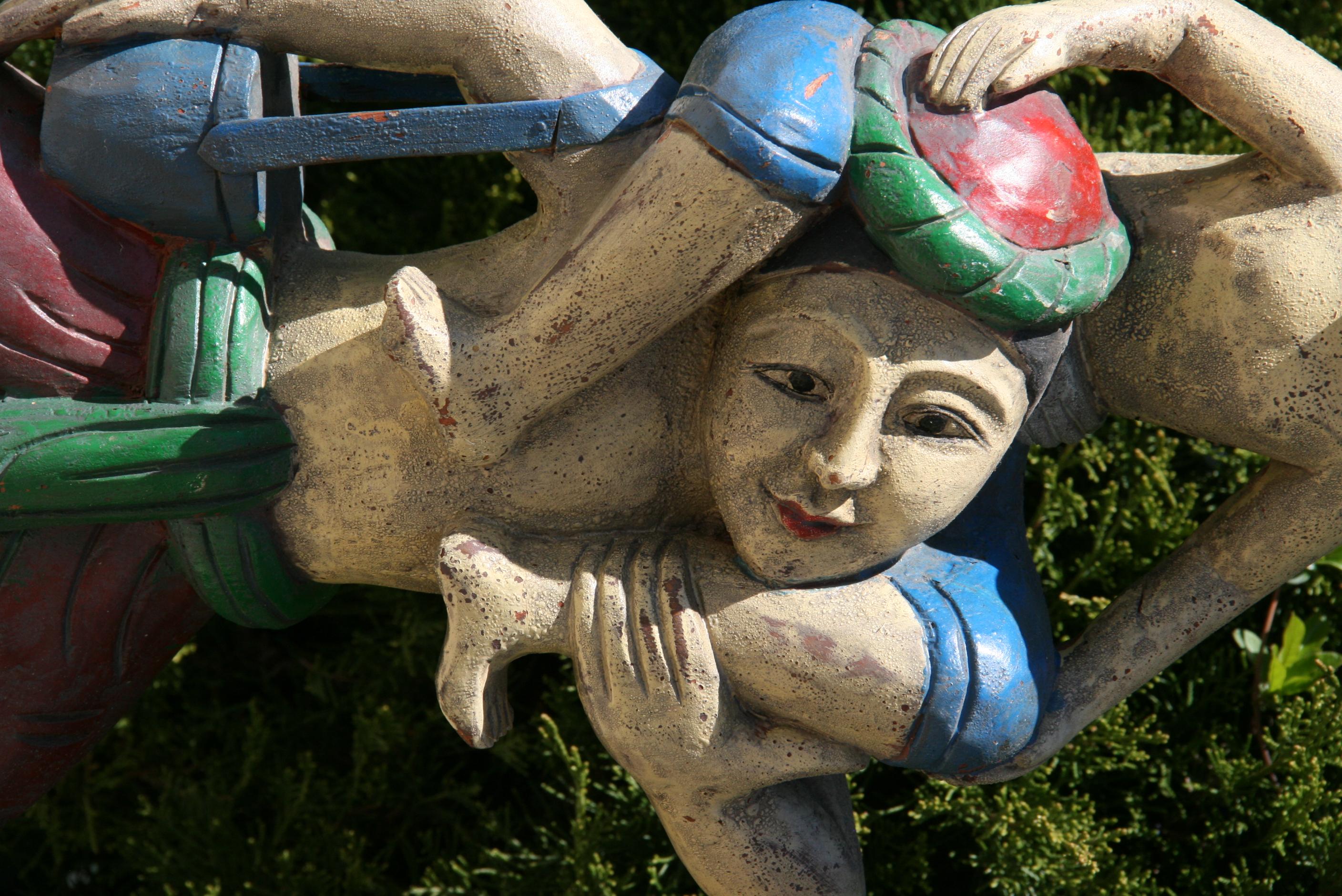 Asiatische, handgeschnitzte, polychrome, figurale Skulptur von Vater und Sohn in Übergröße im Zustand „Gut“ im Angebot in Douglas Manor, NY