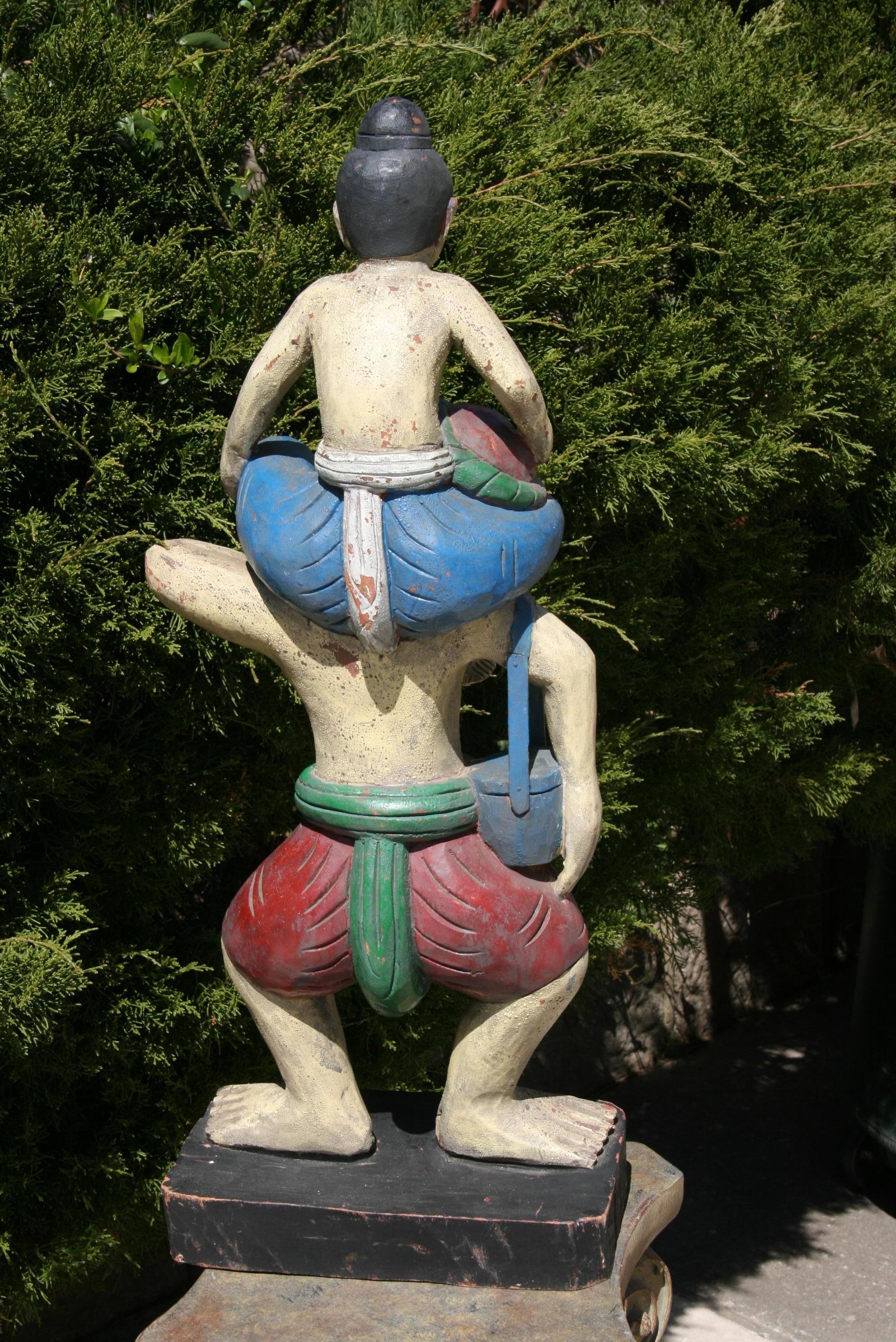 Asiatische, handgeschnitzte, polychrome, figurale Skulptur von Vater und Sohn in Übergröße im Angebot 2