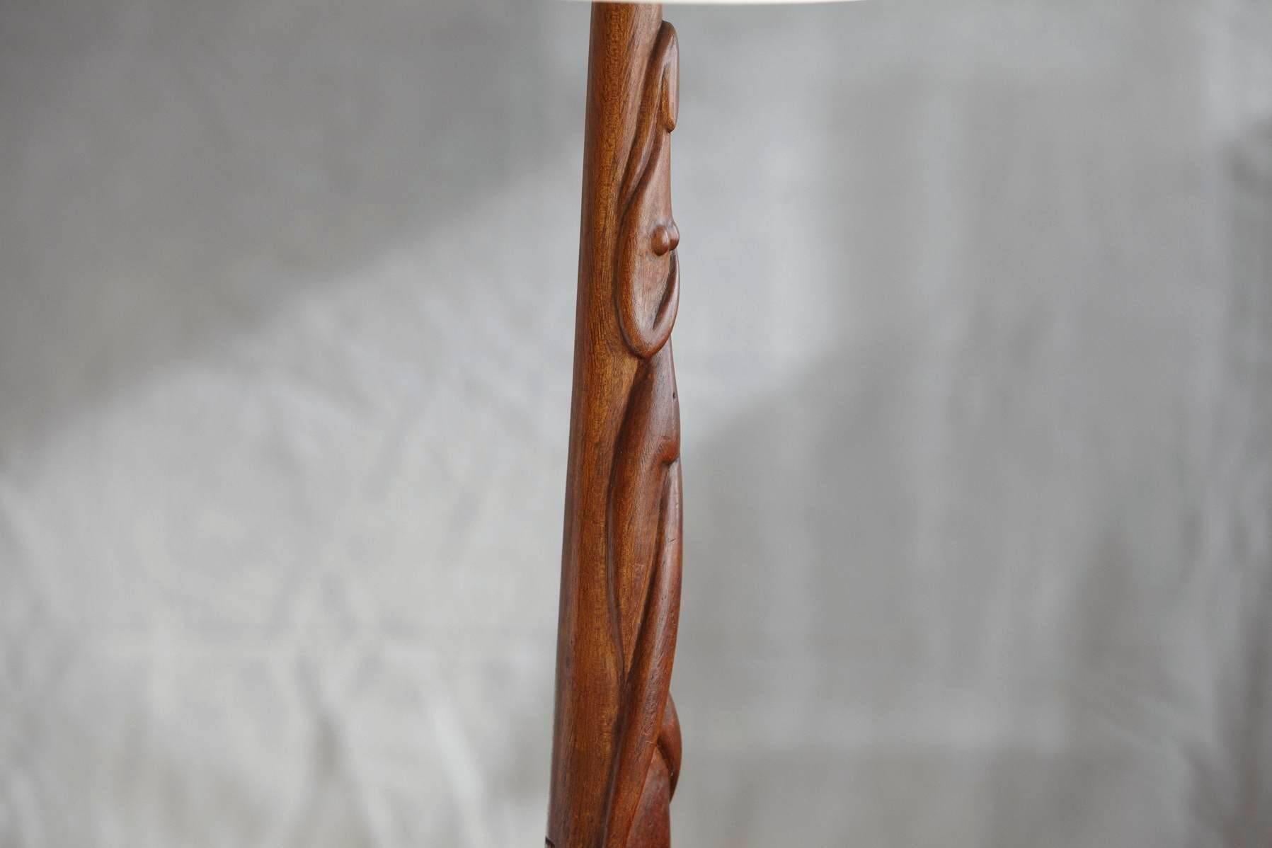Handgeschnitzte weibliche Nude-Holz-Skulptur-Tischlampe von Nicholas Mocharniuk (amerikanisch) im Angebot
