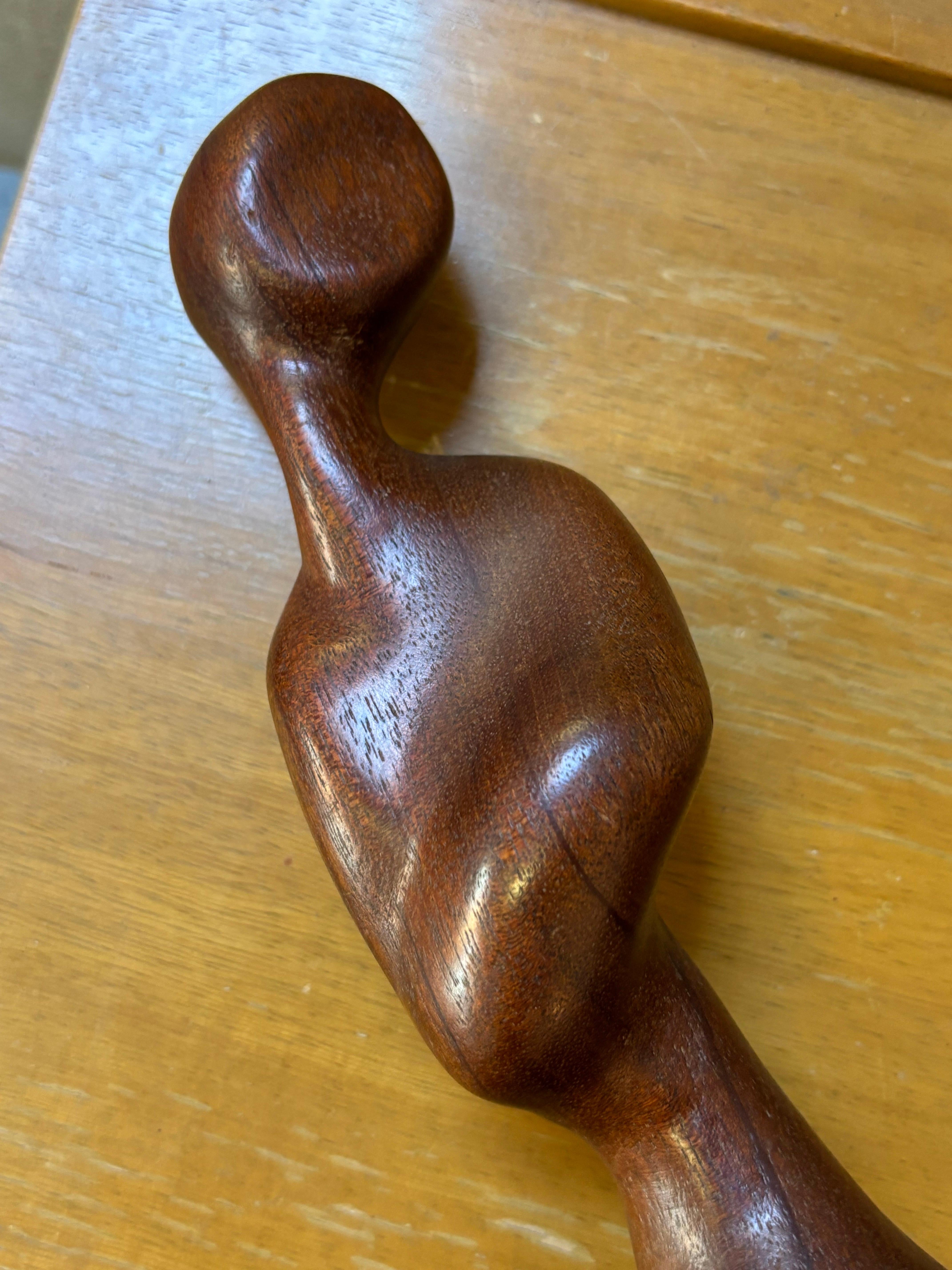 Scultura astratta in teak raffigurante una figura femminile.  Ben fatto.  Nel complesso il legno ha una buona forma e tonalità.