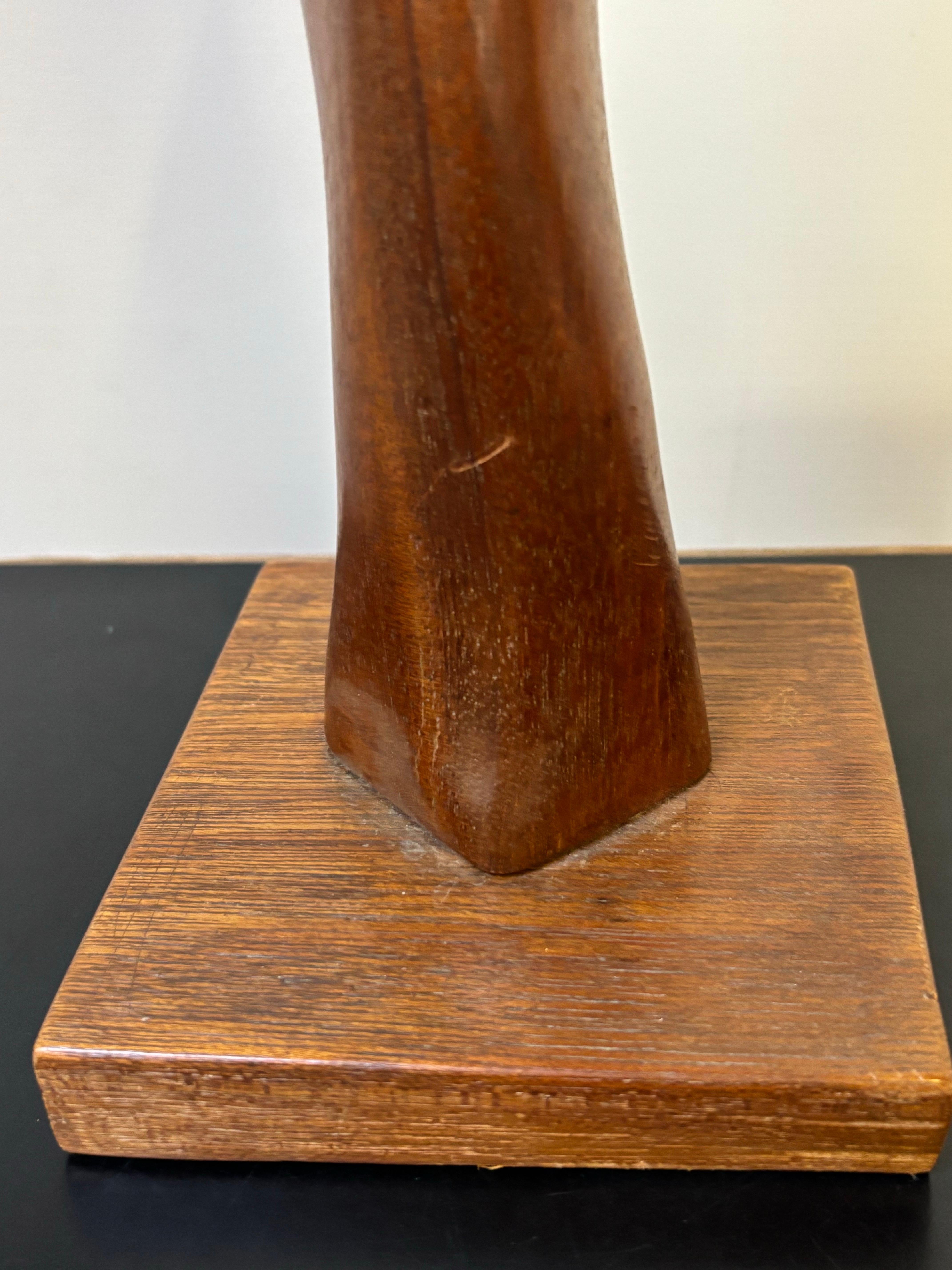 Mid-Century moderno Figura di donna scolpita a mano Scultura in teak in vendita
