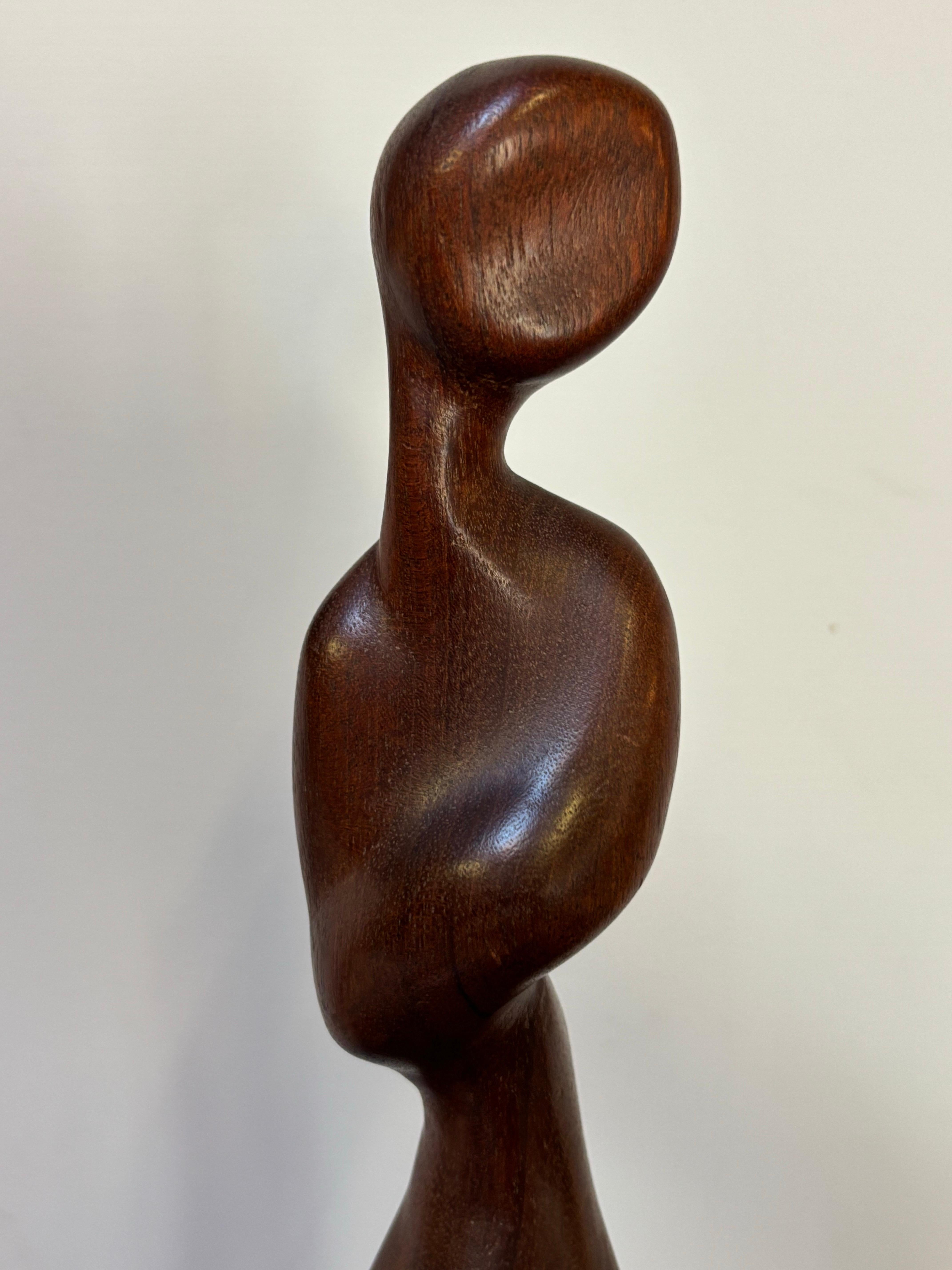 Americano Figura di donna scolpita a mano Scultura in teak in vendita