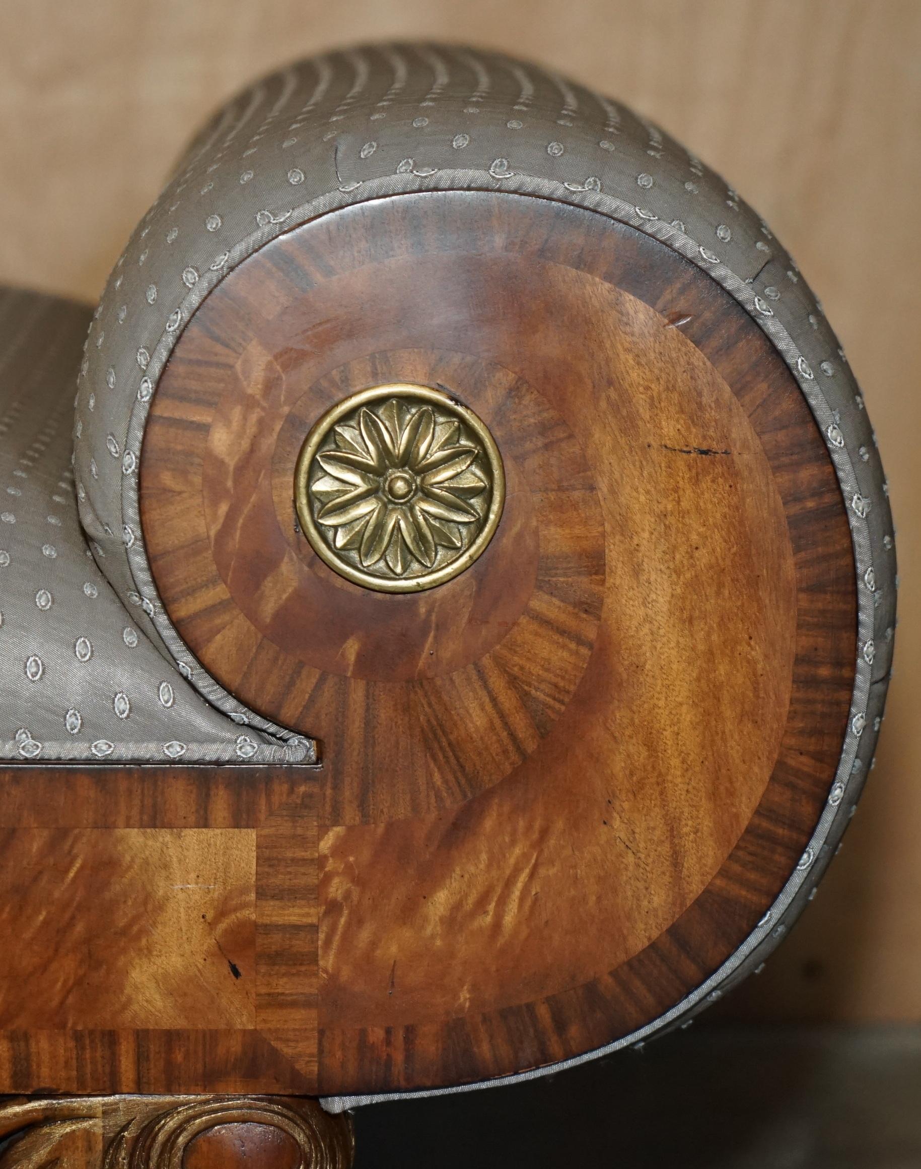 Chaise de salon de style Régence en bois dur flammé et sculpté à la main, avec pieds en pattes de lion en laiton doré en vente 2