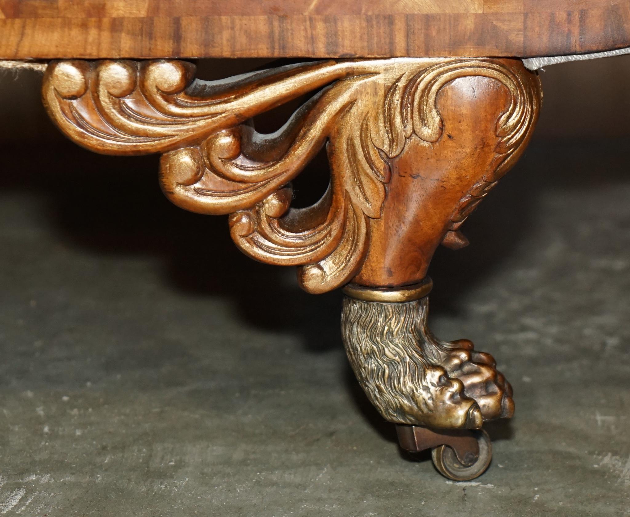 Chaise de salon de style Régence en bois dur flammé et sculpté à la main, avec pieds en pattes de lion en laiton doré en vente 3