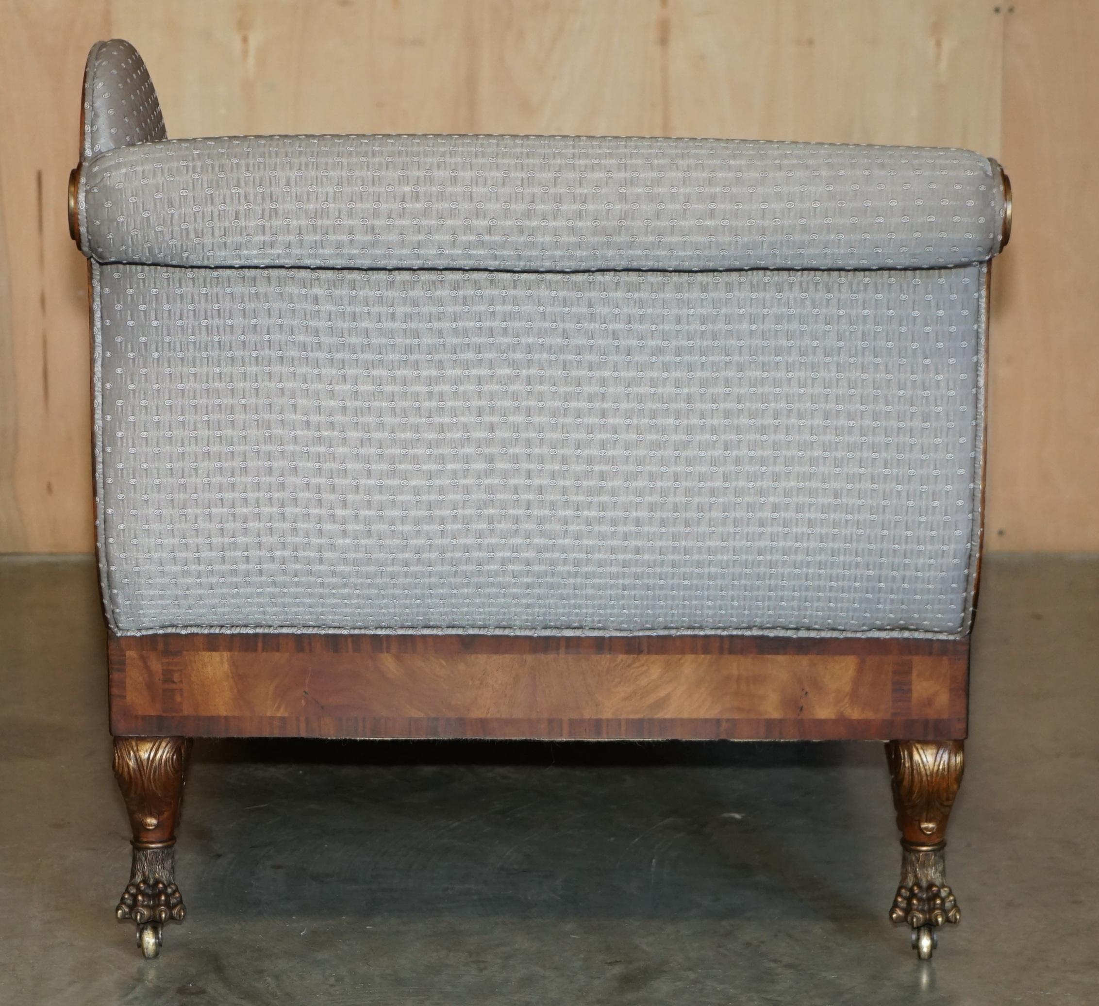 Chaise de salon de style Régence en bois dur flammé et sculpté à la main, avec pieds en pattes de lion en laiton doré en vente 4