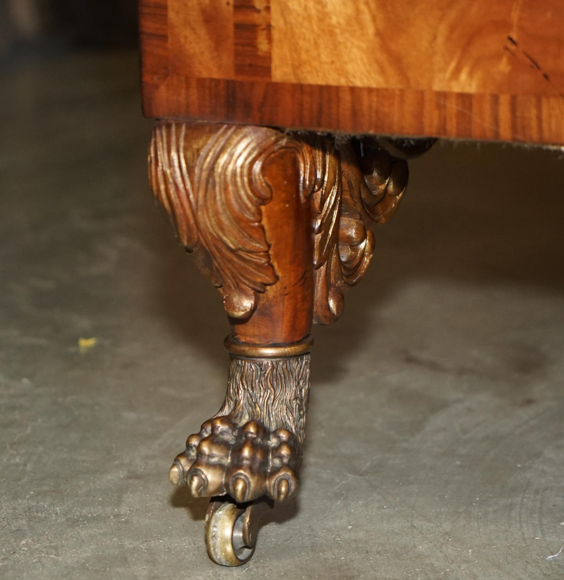 Chaise de salon de style Régence en bois dur flammé et sculpté à la main, avec pieds en pattes de lion en laiton doré en vente 5