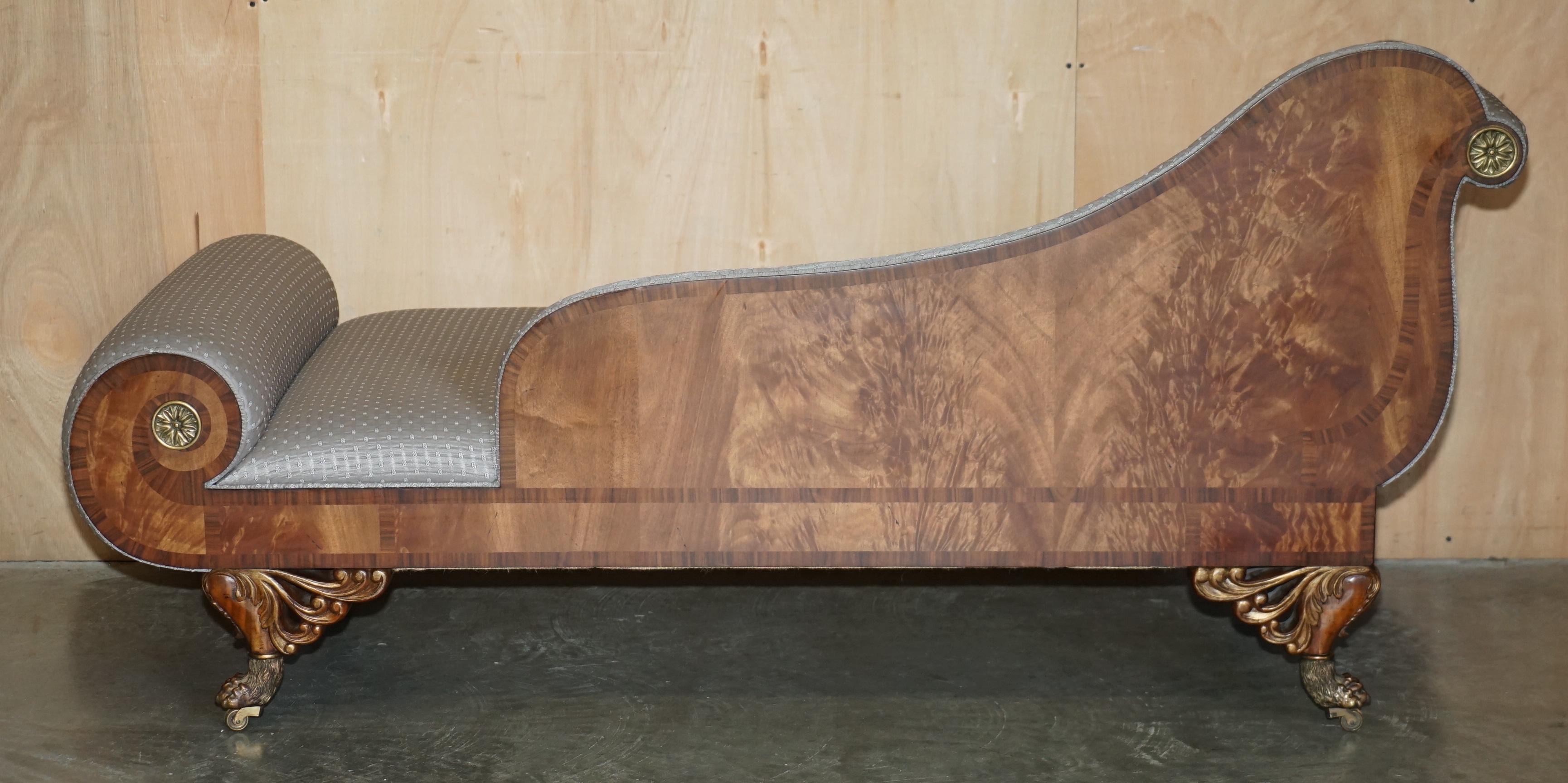 Chaise de salon de style Régence en bois dur flammé et sculpté à la main, avec pieds en pattes de lion en laiton doré en vente 6