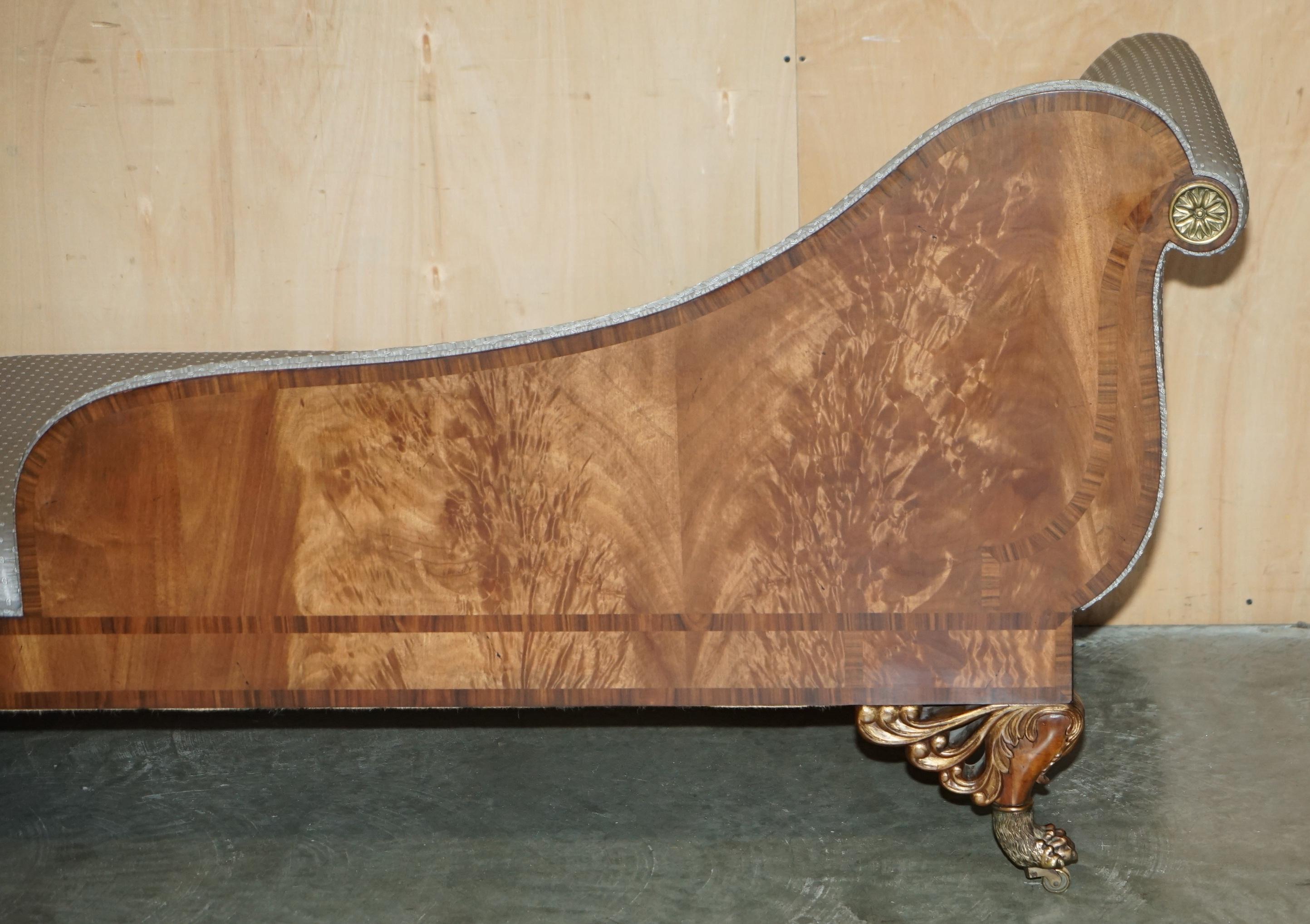 Chaise de salon de style Régence en bois dur flammé et sculpté à la main, avec pieds en pattes de lion en laiton doré en vente 7