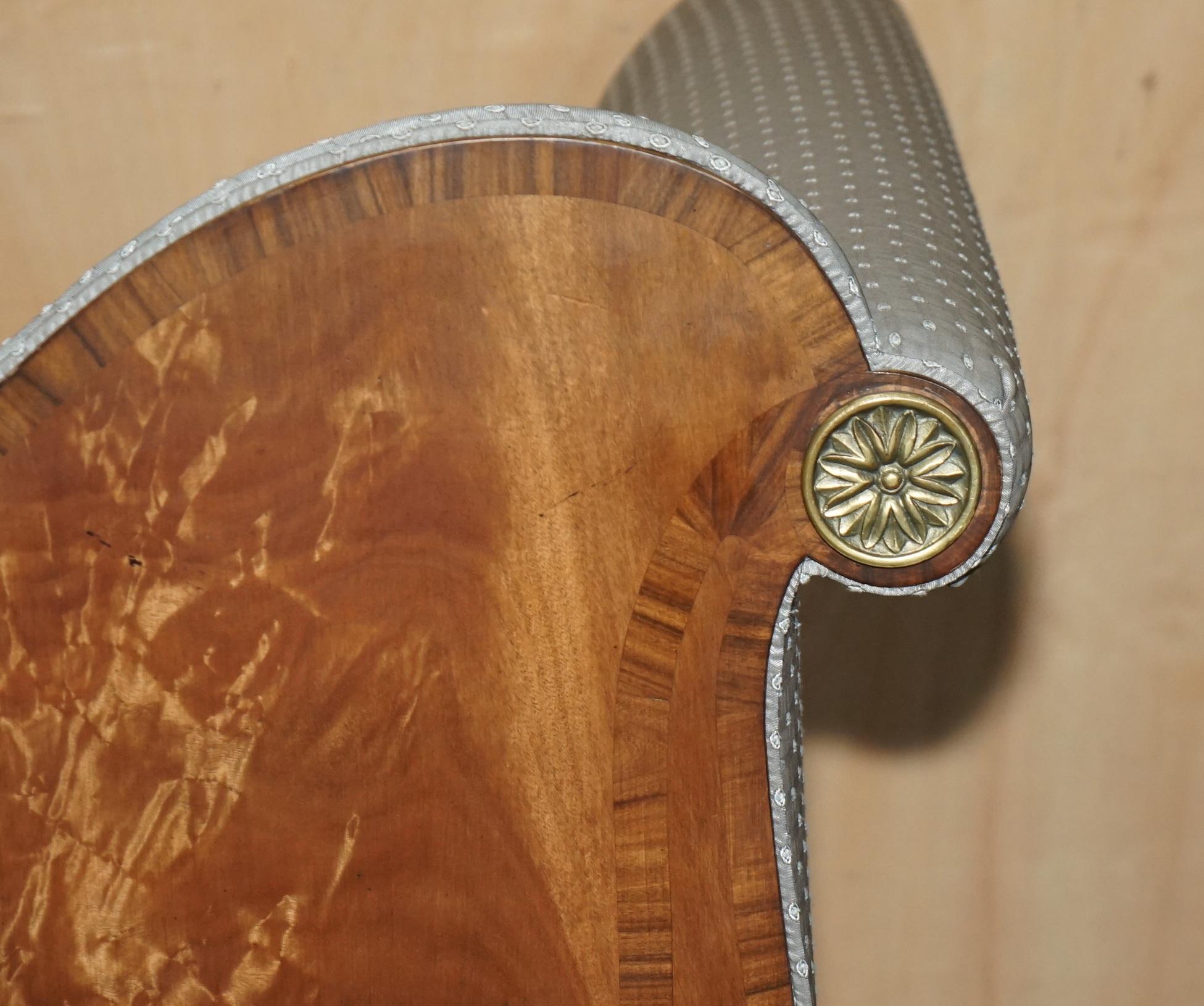 Chaise de salon de style Régence en bois dur flammé et sculpté à la main, avec pieds en pattes de lion en laiton doré en vente 8