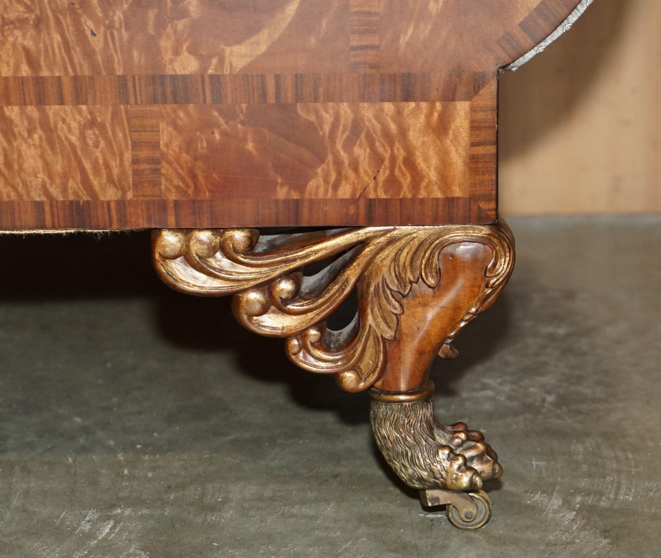 Chaise de salon de style Régence en bois dur flammé et sculpté à la main, avec pieds en pattes de lion en laiton doré en vente 9