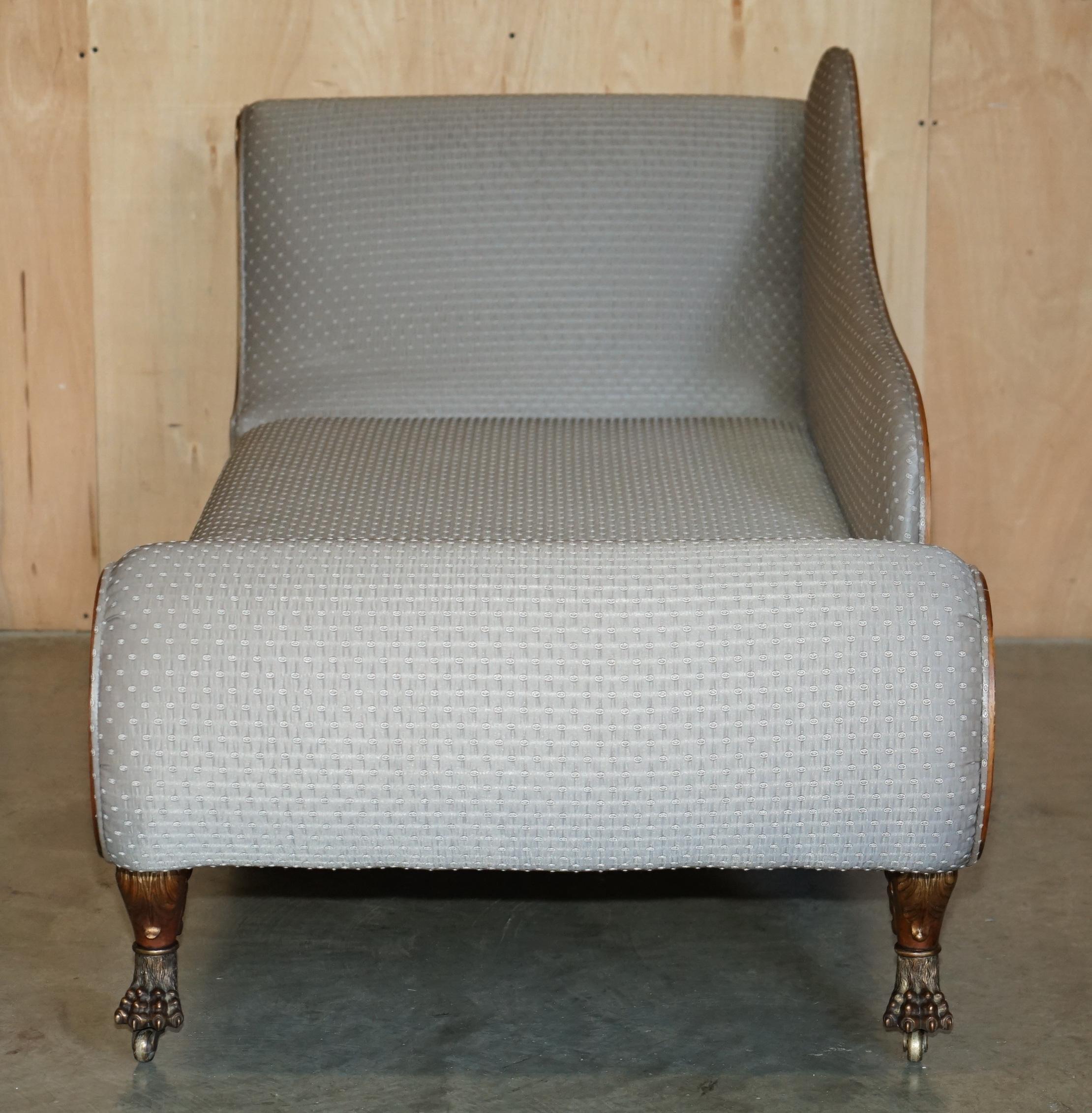 Chaise de salon de style Régence en bois dur flamm�é et sculpté à la main, avec pieds en pattes de lion en laiton doré en vente 10