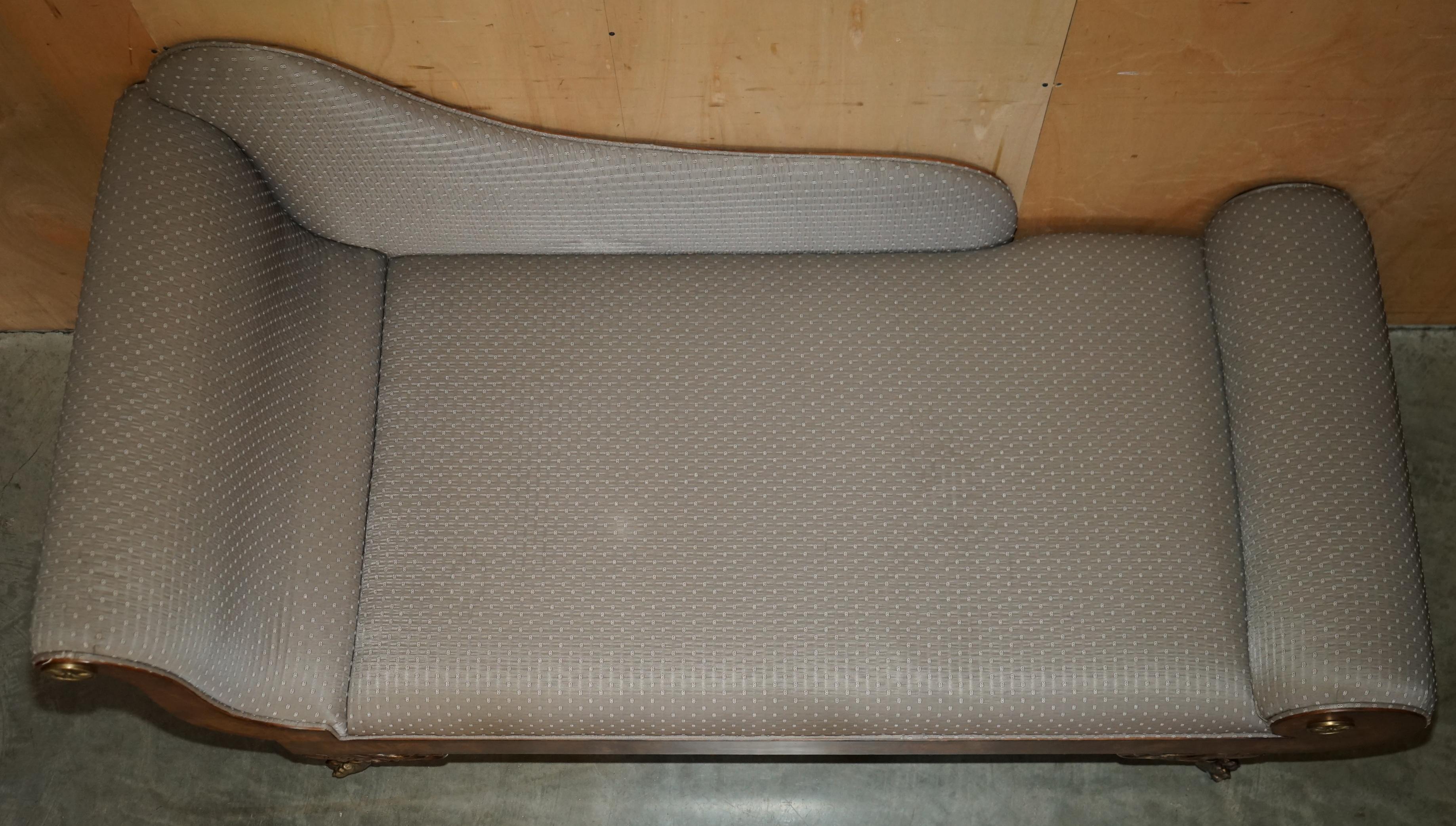 Chaise de salon de style Régence en bois dur flammé et sculpté à la main, avec pieds en pattes de lion en laiton doré en vente 11