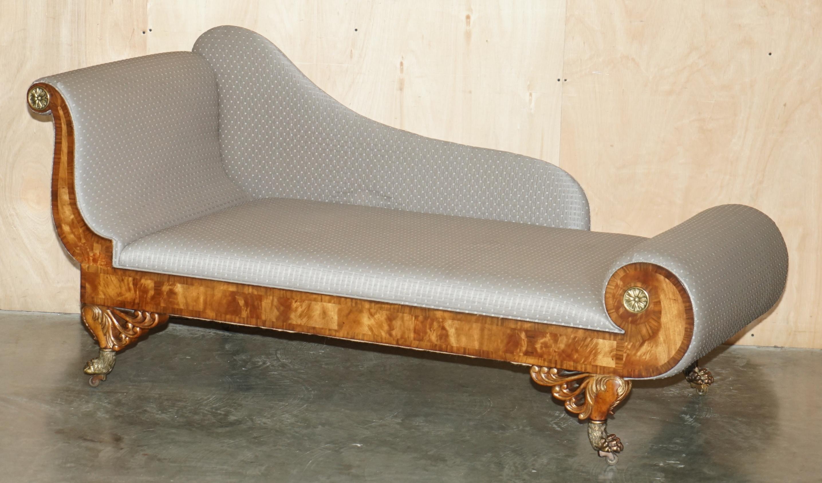 Royal House Antiques

The House Antiques a le plaisir d'offrir à la vente cette exquise chaise longue en acajou flammé de style Regency, sculptée à la main, avec des roulettes en laiton anglais massif, des pieds de pattes de lions poilus et des