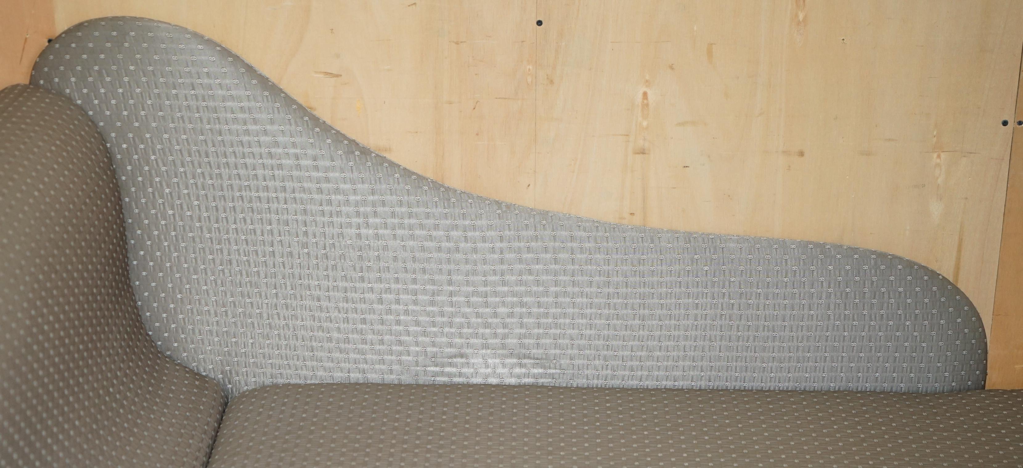 Chaise de salon de style Régence en bois dur flammé et sculpté à la main, avec pieds en pattes de lion en laiton doré en vente 12