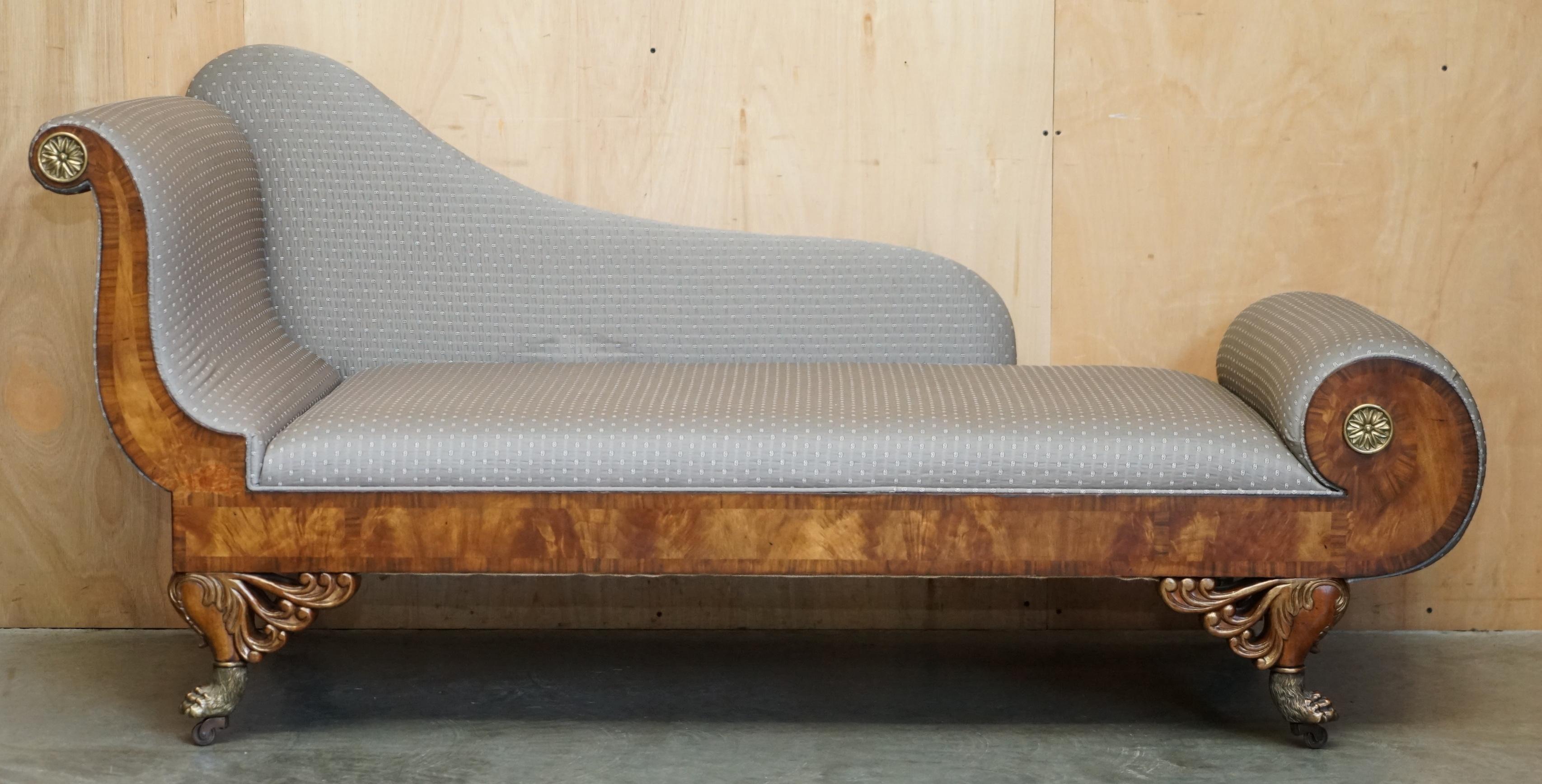 Regency Chaise de salon de style Régence en bois dur flammé et sculpté à la main, avec pieds en pattes de lion en laiton doré en vente