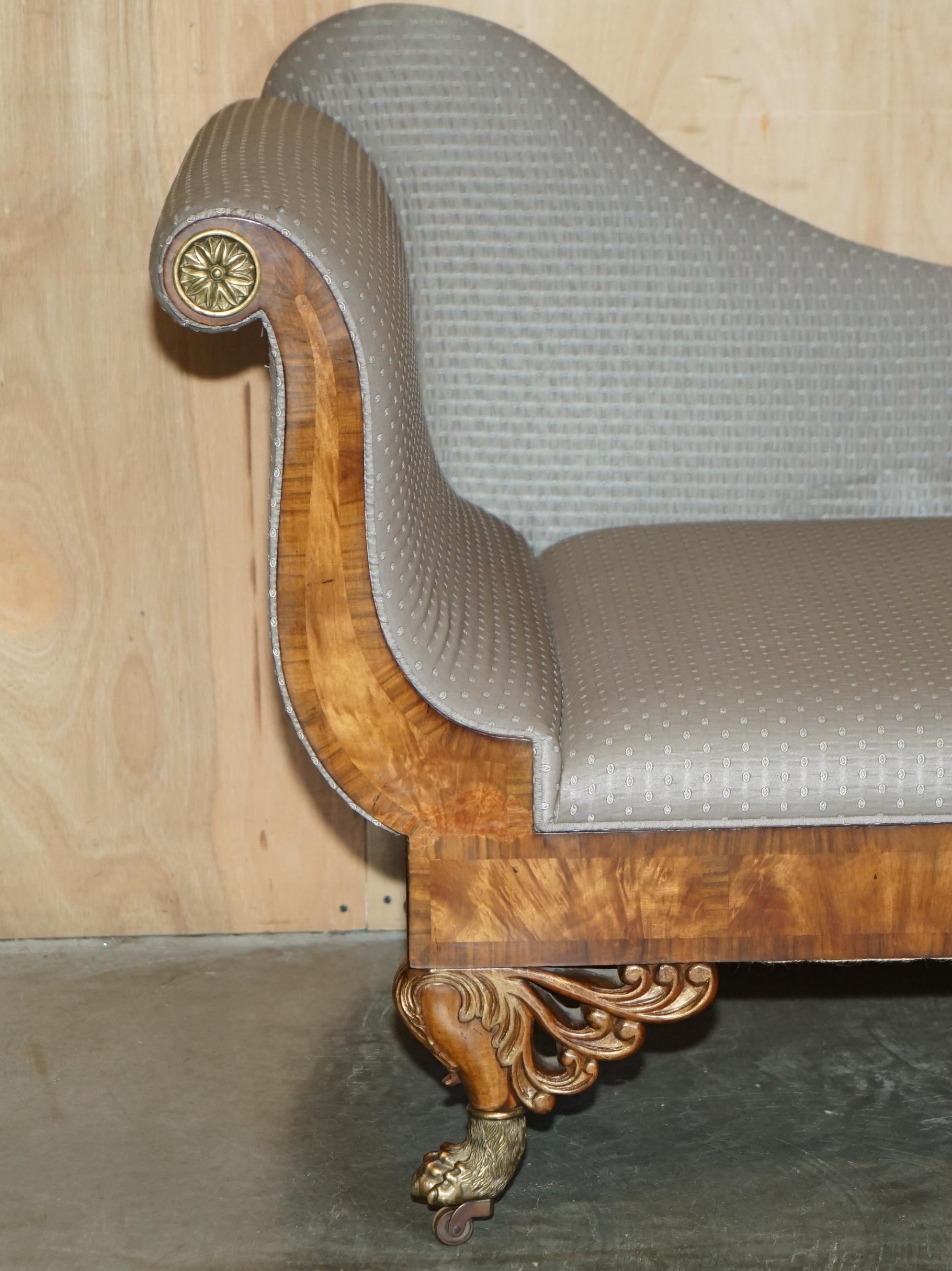 Anglais Chaise de salon de style Régence en bois dur flammé et sculpté à la main, avec pieds en pattes de lion en laiton doré en vente