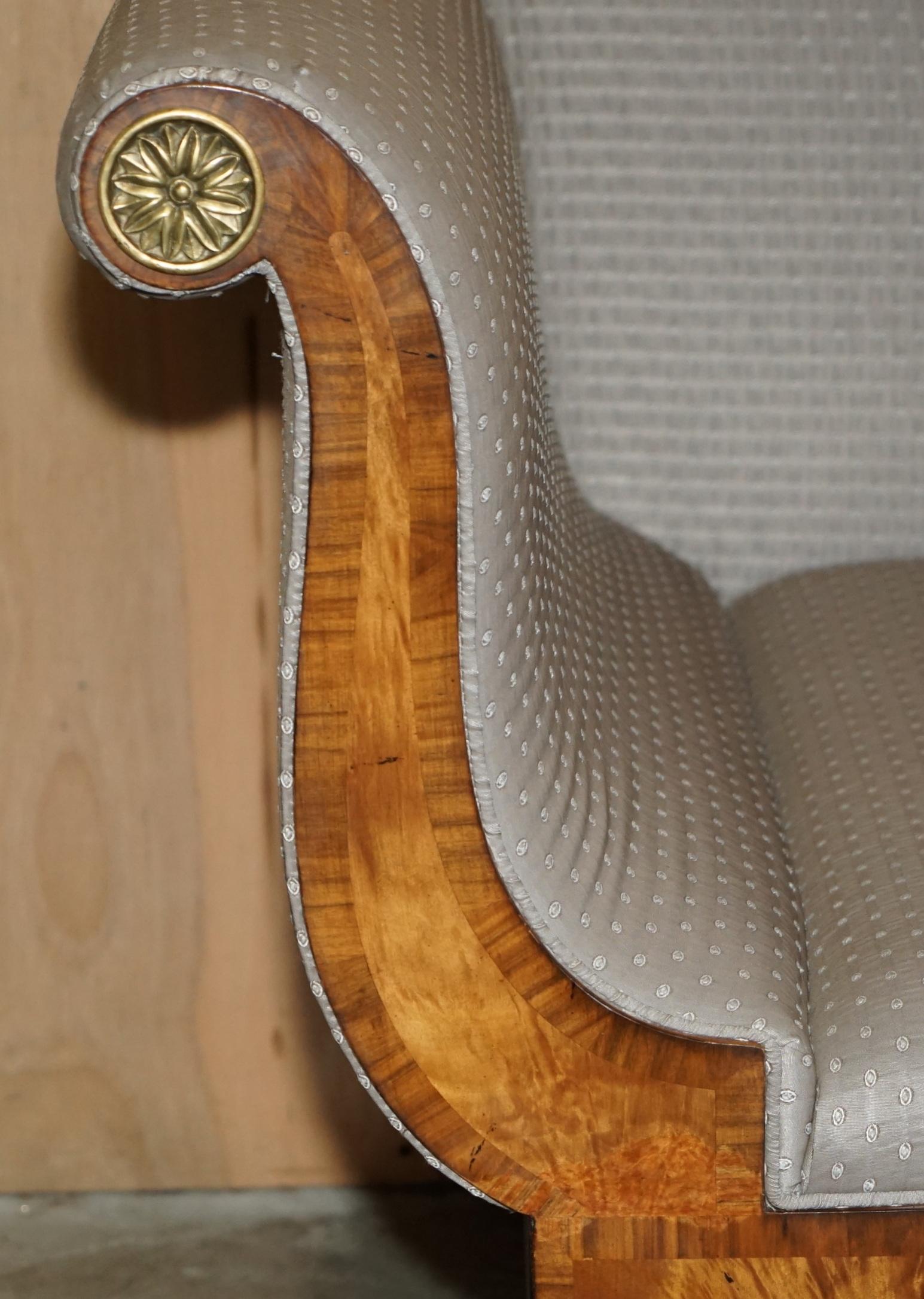 Doré Chaise de salon de style Régence en bois dur flammé et sculpté à la main, avec pieds en pattes de lion en laiton doré en vente